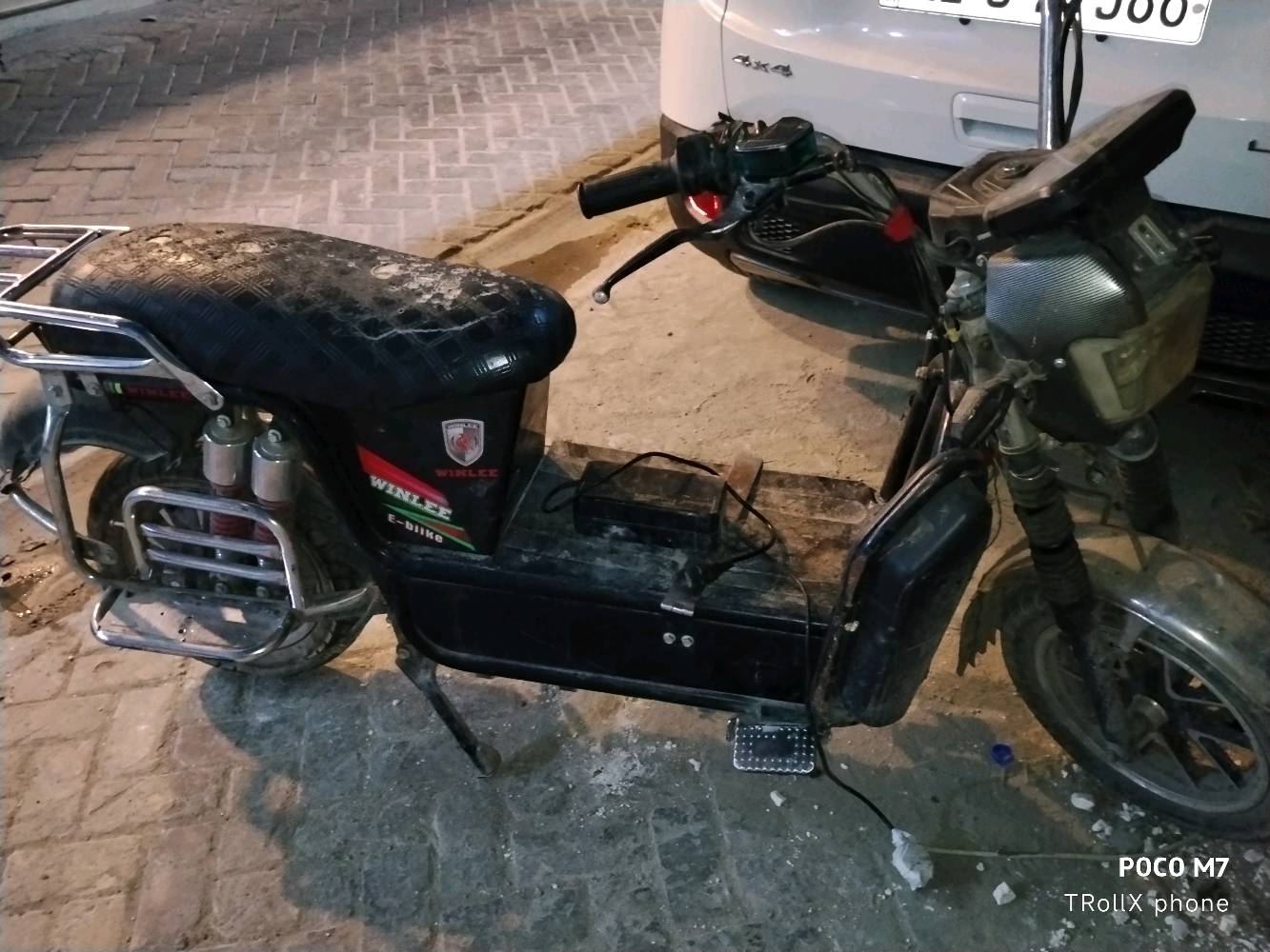 دراجة شحن هارلي winlee بسعر 135 الف وبيها مجال بسيط، نقصها بطاريات كبار فقط، رقم التواصل واتساب ***********
ممكن تكتبلي وين موقعك بالضبط حتى اللي يريد يشتري يعرف منين يستلم؟: 
الاعظمية راغبة خاتون
غير البطاريات، أكو أي عطل أو شي يحتاج تصليح؟ مثل موتور، سلكات، فرامل أو شحن؟: 
نقصها كهربائيات مثل ضوء امامي وهورن
البطاريات اللي تحتاجها شكد عددها وحجمها بالضبط؟ وهل تريد تبيعها مع أي ملحقات ثانية لو فقط الدراجة؟: 
6 بطاريات وحجمها كبير، ملحقاتها شاحنتين اصليه