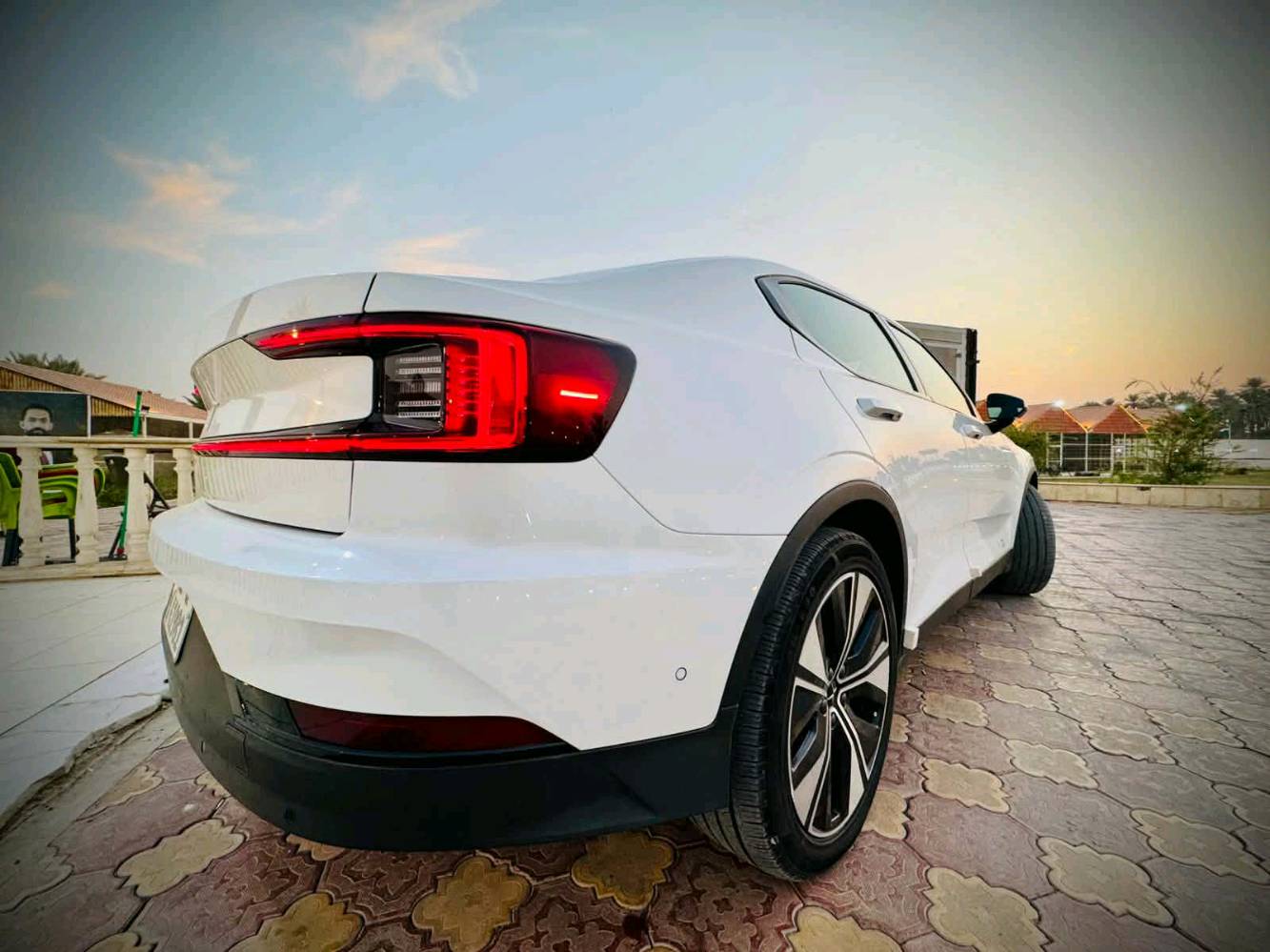 🇸🇪 عندما يلتقي الفن الاسكندنافي بمستقبل القيادة... 🇸🇪
✨ لأصحاب الذوق الرفيع: POLESTAR 2 (VOLVO) موديل 2023 
 شكل 2024 (للبيع أو المراوس)

تجسد هذه السيارة أرقى ما قدمته الهندسة السويدية؛ فهي مبنية على خبرة فولفو (Volvo) في الأمان والمتانة، ومقدمة بلمسة Polestar العصرية التي تعكس البساطة والرقي الاسكندنافي.🇸🇪 

• فئة المدى الطويل  long range 
• بطارية 🔋 كبيرة 78 KW 
تدعم الشحن السريع و المنزلي
 مع الشاحنة الأصلية 
الشحنه الواحدة 550 كيلومتر 
الممشى K 60 قابل للزيادة
🌑اطارات مقاس 19 جديد 
#السعر 18500 $$
رقم بغداد انگليزي بأسمي  شرط التحويل 
(بنيد صبغ فقط+جاملغ بارد)
***********
***********

رقم الشاصي  ( YSMEG3KA4PL156354 )

★ مواصفات كثيرة 
شرح جزء بسيط جداً 
دشبول خرائط 
رادارات 360°
كاميرات 360°
حساسات 360°
لايتات داينمك متحرك PIXEL TECHNOLOGY ليزر 
نظام ترفيهي كامل التطبيقات 

❄️🔥تبريد تدفئة كشنات قطعتين مناخي منفصل ثلج 

🌬️ 📐 التصميم والشكل العام
هيكل فاستباك (Fastback): تصميم يجمع بين أناقة سيارات السيدان والعملية العالية لسيارات الهاتشباك/الكروس أوفر، مما يعطيها وقفة رياضية ومرتفعة قليلاً.
خطوط التصميم: يتميز التصميم بالبساطة والنظافة (Minimalist) والخطوط المنحوتة التي تعكس لغة التصميم التقني للعلامة.
المصدر: تشترك في قاعدة البناء CMA (Compact Modular Architecture) مع طرازات فولفو مثل XC40.
💡 الإضاءة والتوقيع البصري
المصابيح الأمامية (LED Headlights): تتميز بتصميم "مطرقة ثور" الشهير والمستوحى من فولفو، وهي مصابيح LED نشطة (Active LED) مع إضاءة عالية نشطة وتعديل آلي للمستوى. 
الشريط الضوئي الخلفي: شريط ضوئي خلفي كريستالي يمتد بعرض السيارة بالكامل، ويتكون من 288 وحدة LED، مما يعطي توقيعاً ضوئياً فريداً ومميزاً.

II. 💎 الباقات والإضافات الفاخرة المتوفرة

1. 🛡️ حزمة Pilot Pack (تركيز على الأمان والقيادة الذكية)
• نظام Pilot Assist المتقدم: مساعدة في القيادة على الطرق السريعة (توجيه، تسارع، وفرملة).
• كاميرات ومستشعرات 360 درجة: لسهولة الركن والمناورة.
• نظام تنبيه النقطة العمياء (BLIS): مع نظام مساعدة التوجيه.
• نظام تنبيه حركة المرور الخلفية (RCT): مع مساعدة الفرملة.
• مصابيح LED متكيفة Pixel: إضاءة ذكية وقوية دون إزعاج السيارات القادمة. 
متحرك مع عجلة القيادة 

🖥️ التقنيات والمقصورة الداخلية

 Polestar 2 (2023) - أول سيارة في العالم تعمل بنظام Google Automotive OS المتكامل. تكنولوجيا ذكية، قيادة أذكى.
نظام الترفيه: شاشة ترفيه مركزية تعمل باللمس مقاس حوالي 11.15 بوصة أو 11.2 بوصة.
نظام التشغيل: نظام معلومات وترفيه مدعوم من Google (أندرويد أصلي) مع خدمات جوجل المدمجة.
شاشة السائق: شاشة رقمية لعرض معلومات القيادة مقاس 12.3 بوصة.
الاتصال: دعم Apple CarPlay و Android Auto 
الميزات الداخلية:
شاحن لاسلكي للهاتف 
مقاعد مريحة وعالية الجودة.

🟢🔴⚫الإطارات الذكية والمستشعرات المدمجة
تهدف هذه التقنيات إلى تزويد السائق والسيارة ببيانات دقيقة وفورية عن حالة الإطارات، وتُعد ضرورية للقيادة الذاتية.
• نظام TPMS المتقدم: أجهزة استشعار (Sensors) مدمجة في الإطار أو الصمام لتوفير بيانات دقيقة ومباشرة حول:
درجة الحرارة داخل الإطار.
•ضغط الهواء (مراقبة الضغط الأساسية).
• مستوى تآكل المداس (المستقبل).
• الإطارات الذكية المتصلة (Smart Tires):
تتضمن مستشعرات متقدمة تتواصل مع كمبيوتر السيارة لتوفير صيانة تنبؤية (Predictive Maintenance).
يمكنها تحليل ظروف الطريق (جاف، رطب، ثلج) وتكييف خصائصها أو نقل البيانات إلى أنظمة التحكم في السيارة لتحسين الأداء (مثل فرامل ABS والتحكم الديناميكي).
الإطارات المتغيرة/المتكيفة: مثل مفهوم Hankook Hexonic التي تحلل الطريق باستمرار وتتكيف أخاديد مداسها وفقاً لظروف القيادة.

.