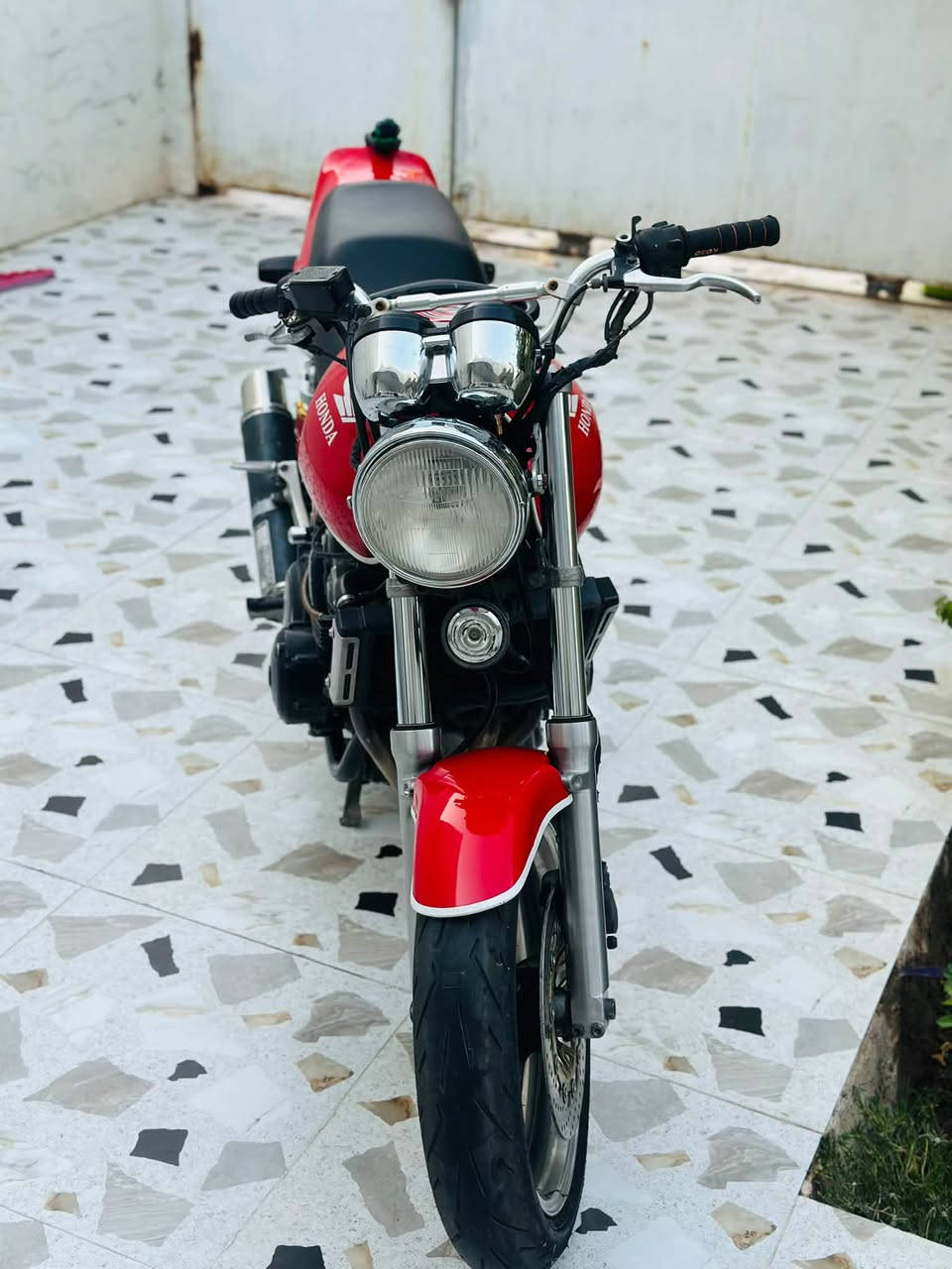سلام عليكم CB400 للبيع او مراوس شعندك اريد
قبل كلشي مكينه مفتوح كور فقط
عليها وياله كروم 
 كهربائيات شغاله 
  مكينه خرسه
 تخم تاير جلاتين 
دسكات بريك امامي خلفي جديد شاده 
السعر خاص او راسلني واتساب*********** 
مكاني كركوك حي واسطي
