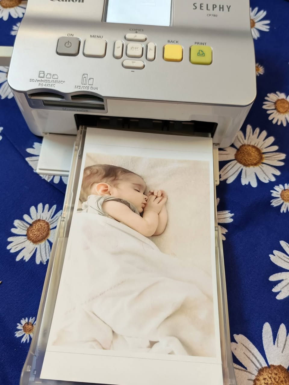 السلام عليكم
للبيع Canon SELPHY CP780 📸
طابعة صور احترافية بتقنية Dye-Sublimation، تعطي صورًا بجودة عالية ومقاومة للماء والخدوش.
المواصفات:
طباعة صور 10×15 سم خلال حوالي 47 ثانية.
شاشة LCD ملونة 2.5 بوصة.
تدعم الطباعة من بطاقات الذاكرة وUSB.
ألوان ثابتة وجودة مختبرات التصوير.
سهلة الاستخدام ومناسبة  للاستخدام المنزلي.
الحالة: مستعملة قليل كلش ونظيفة. الملحقات: الشاحن ودرج الورق  والورق 
السعر: 75 الف 
📩 للاستفسار أو التواصل عبر الخاص.
الهاتف : *********** 
بغداد _ البلديات
