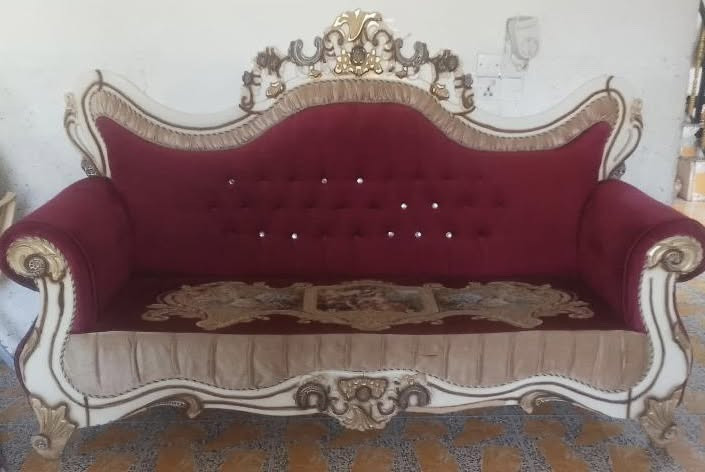 السلام عليكم 

تخم 10 مقاعد مع 5 طاولات للبيع للاستفسار على هذا الرقم ***********

