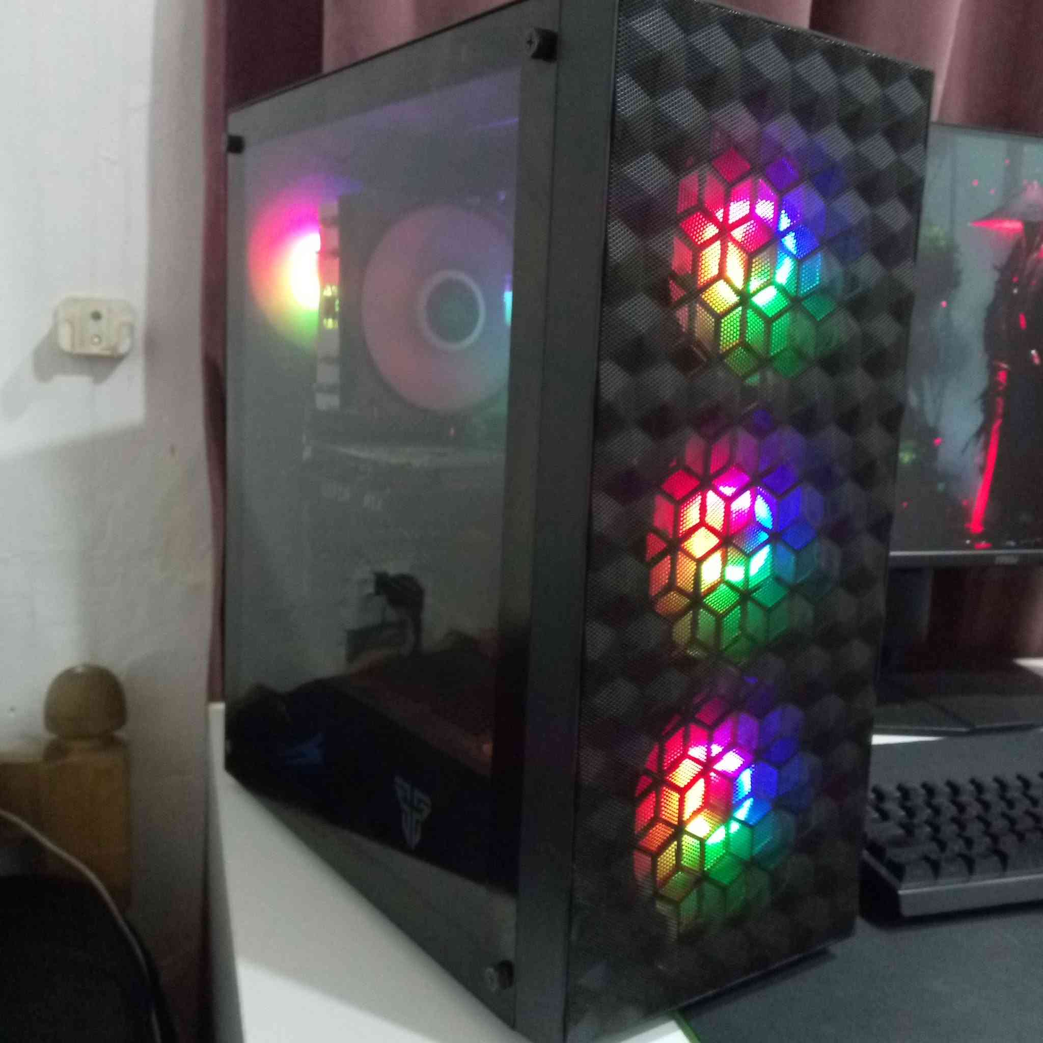 السلام عليكم 

المواصفات 👇🏻
▫️ CPU: AMD RYZEN™ 5 5600 | 6C / 12T
▫️ COOLER: DEEPCOOL® AG400 | ARGB | 120MM
▫️ M.B: ASUS®B450M-A / M.2
▫️ GPU: PNY® GEFORCE® RTX 2060 | 6GB
▫️ RAM: T.FORCE 16GB (2X8GB) | DDR4 | 3600MHZ 
▫️  PSU: LUX ® 750W 80+ BRONZE
▫️  STORAGE: NVME  1T | M.2 
▫️ CASE: MASS  4FAN  | FULL RGB 

▪ السعر: 720,000 دينار
▪ مكاني: بغداد - الأعظمية
▪ التوصيل: بغداد (5 آلاف) | المحافظات (6 آلاف)
▪ رقمي: ***********
