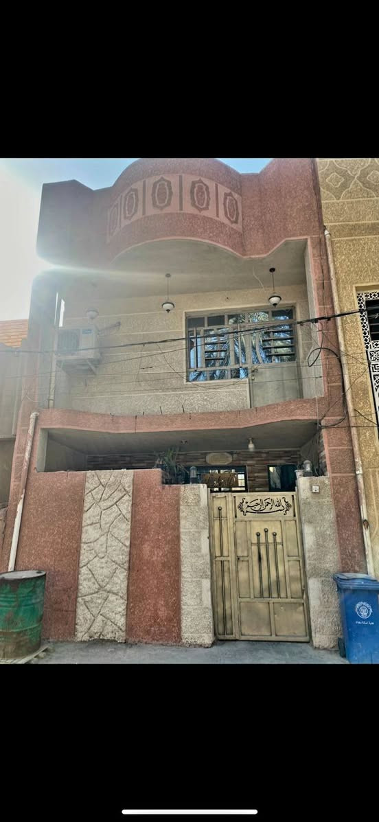 #الجميع 
بيت للبيع 100 متر 5في 20 حي الجوادين  الاولئ قرب سوق ومستوصف الجوادين قاطين مسلح اربع غرف نوم وصاله كبيره للاستفسار الاتصال بالرقم ***********
