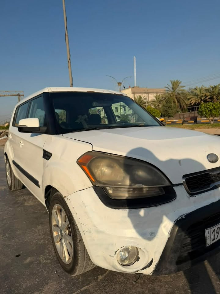 Kia سول 2012
142 مايل 
السياره طابه هزه قبل فتره 
بسمي ومداور ثاني يوم 
حادثها مال امريكا جاملغ وبنيد 
والجاملغ الثاني مضروب بل عراق 
والسياره مطخطخه من الجوانب 
شاصيها ملحوم من جوه السياره 
والسياره مواصفات السول الامريكي معروفه مكينه 2000 دوش اوتماتيك 
مكينه مبدل جديده 
تبريد ثلاجه السياره  كير ومكينه 
سليمات 
السعر ٧٠ ورقه وبيها مجال 
***********
