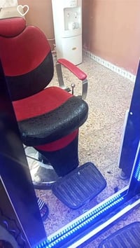 كرسي حلاقة نضيف للبيع كلة شغال بسعر مناسب شراي خاص او واتساب 077603675...