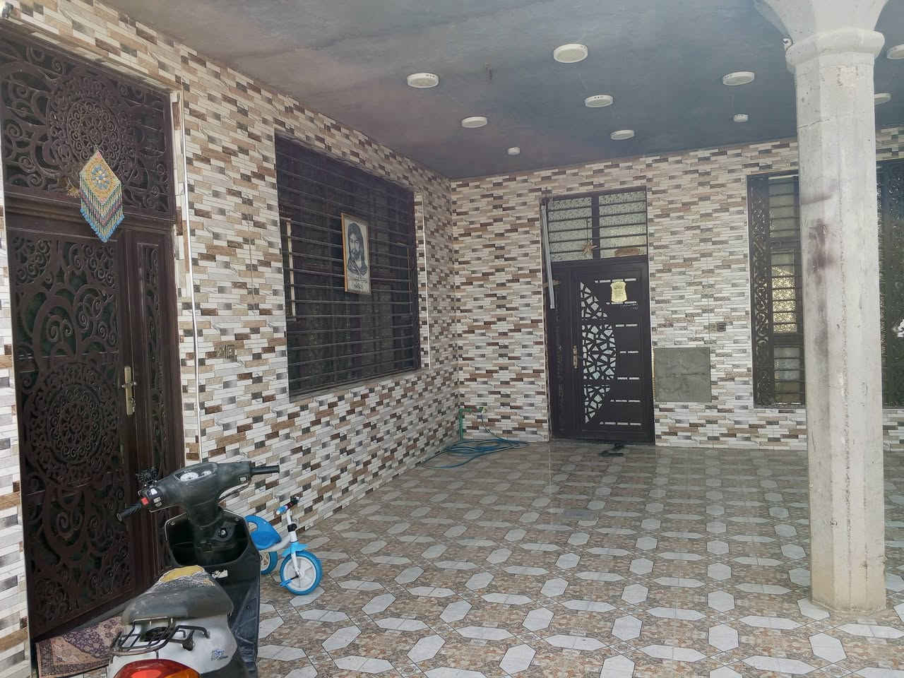 بيت للإيجار • ٣٠٠م • ٣ غرف نوم