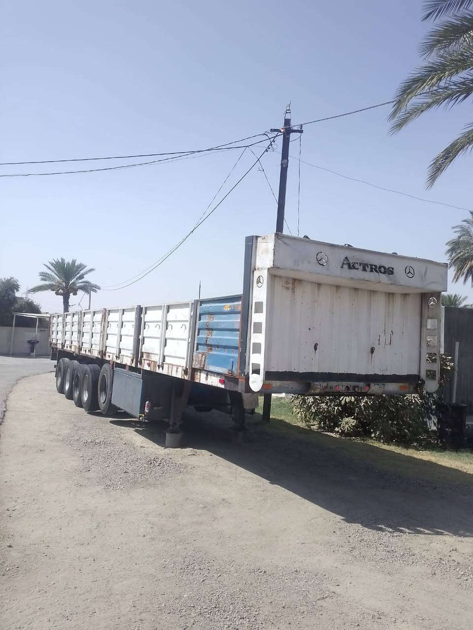 السلام عليكم عربة اوربية للبيع خمس محور طول ١٣و٦٠ نص جناب العربانة مثل الي بالصورة جاهزة للشغل المكان ابي غريب للاتصال ***********
