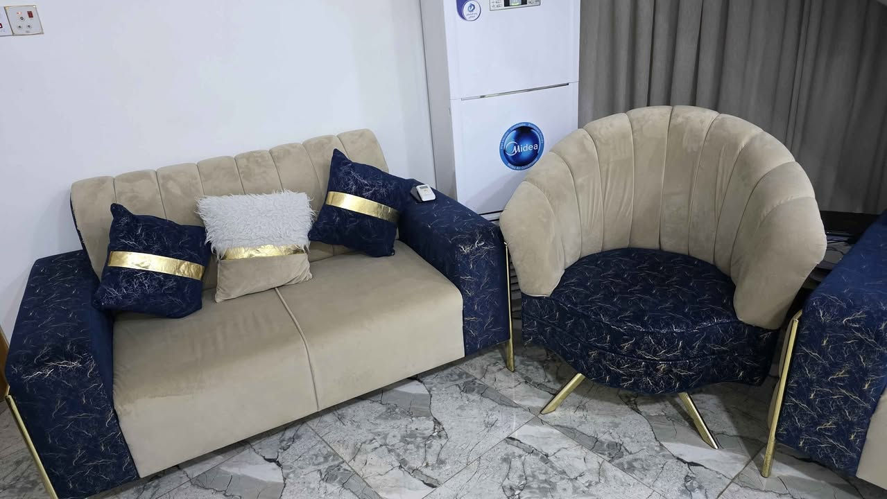 تخم مودرن شغل عراقي الخشب بليود تصميم تركي تزكام يتكون من 10مقاعد الكراسي عدد 2 وقنفه ثلاثية عدد 2 وثنائية عدد 1 وكوشات عدد 10 للبيع العنوان كوت الخاجية للاستفسار الاتصال على الرقم *********** دهل اوران, واسط
