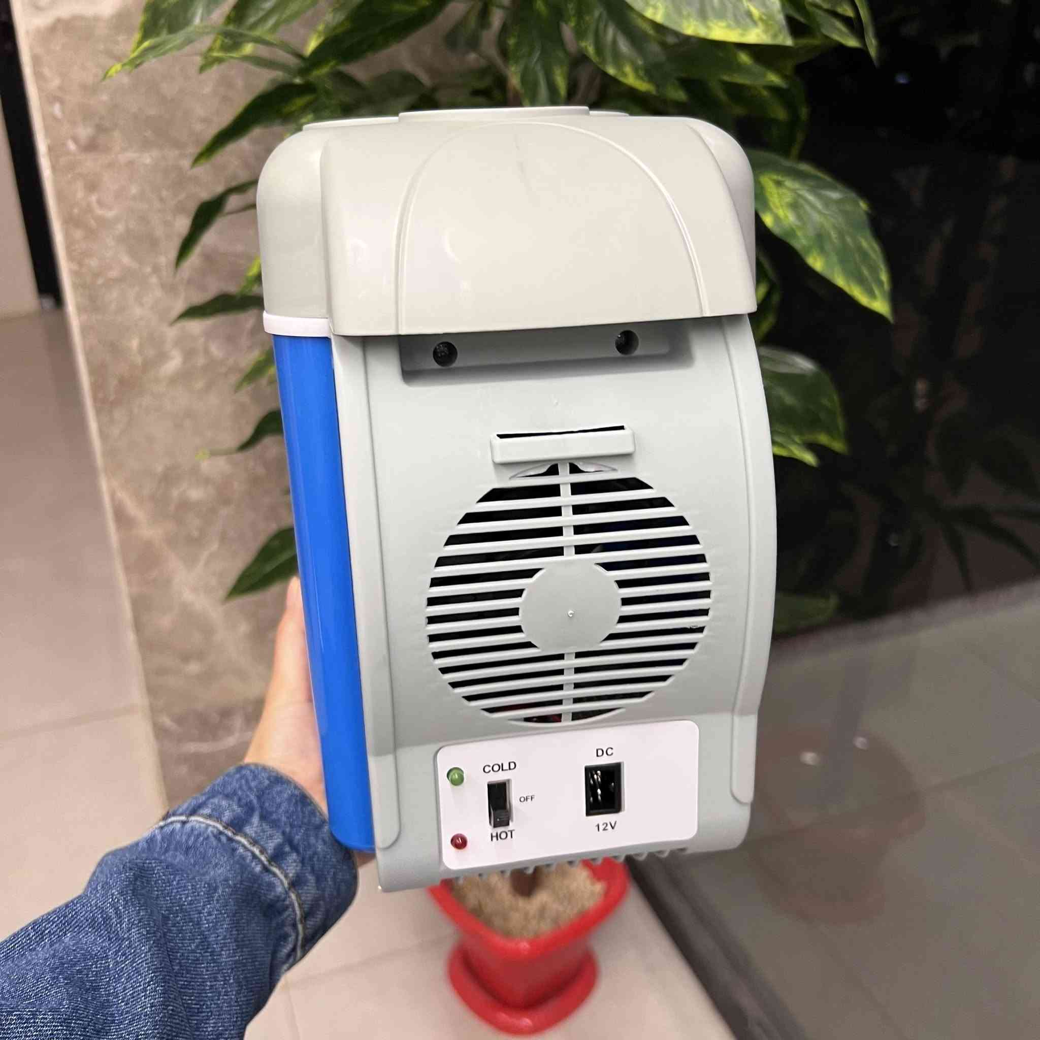 ثلاجة سيارة محمولة 7.5 لتر للتبريد والتسخين – Portable Electronic Car Refrigerator

ثلاجة سيارة إلكترونية محمولة بسعة 7.5 لتر مصممة للاستخدام أثناء السفر والرحلات، تعمل عبر مقبس ولاعة السيارة DC 12V وتوفر وظيفتين: تبريد المشروبات أو تسخين الطعام حسب الحاجة.

• وظيفة تبريد وتسخين
يمكن تشغيلها على وضع COLD للتبريد أو HOT للتسخين عبر المفتاح المخصص.

• تعمل على كهرباء السيارة 12V
يتم توصيلها مباشرة بمقبس ولاعة السيارة باستخدام القابس المرفق.

• مؤشرات ضوئية للحالة
يظهر ضوء أخضر عند التبريد وضوء أحمر عند التسخين لمعرفة وضع التشغيل.

• تصميم محمول وخفيف
خفيف الوزن وسهل الحمل ومناسب للاستخدام أثناء السفر والتنقل.

• استخدامات متعددة أثناء الرحلات
مناسب للرحلات، التخييم، السفر بالسيارة، لسائقي التاكسي، الصيد، وحفظ بعض المنتجات مثل المشروبات أو الحليب أو مستحضرات التجميل.

• تقنية تبريد شبه موصل (Semiconductor)
مذكور في الدليل أنه يعمل بتقنية أشباه الموصلات بدون ضاغط أو غاز تبريد.

• نوع المنتج: ثلاجة سيارة إلكترونية محمولة
• السعة: 7.5 لتر
• الوظائف: تبريد / تسخين
• مصدر الطاقة: DC 12V
• طريقة التشغيل: مقبس ولاعة السيارة
• مؤشرات التشغيل:
 • ضوء أخضر للتبريد
 • ضوء أحمر للتسخين
• تقنية التشغيل: Semiconductor (بدون كمبروسر)
• الاستخدام: داخل السيارة أثناء التشغيل

محتويات العلبة:
• ثلاجة سيارة إلكترونية محمولة 7.5 لتر
• كابل طاقة مع قابس ولاعة السيارة (DC Plug)
• دليل الاستخدام (Manual)
السعر 33الف دينار 
التوصيل 5الف لجميع المحافظات 
رقم الواتس اب.. ***********

نص مكتوب في الصور:
- COLD HOT
