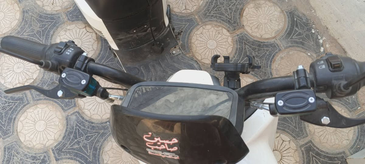 السلام عليكم دراجه R900 صارلها شهر طالعه من المعرض دراجه خير من الله بس بيها يطاريات 2 طافيات مدري شبيهن ف الدراجه واكفه متمشي السعر 450 وبيها مجال للاتصال فقط واتساب ***********
