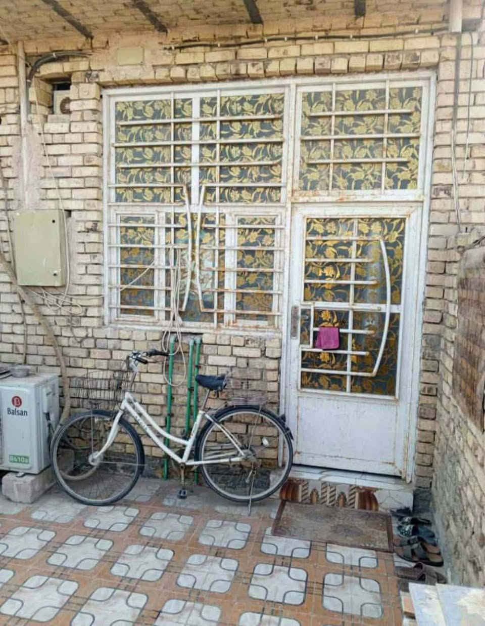 دار سكن للبيع المساحه 150م طابو صرف في الشافعيه سايدين المعمل ويباع على المبادره او بالنقد مع الاثاث ومطلوب 15 مليون للاسكان الاستفسار اكثر خاص

نص مكتوب في الصور:
- الدار للبيع *********** ***********