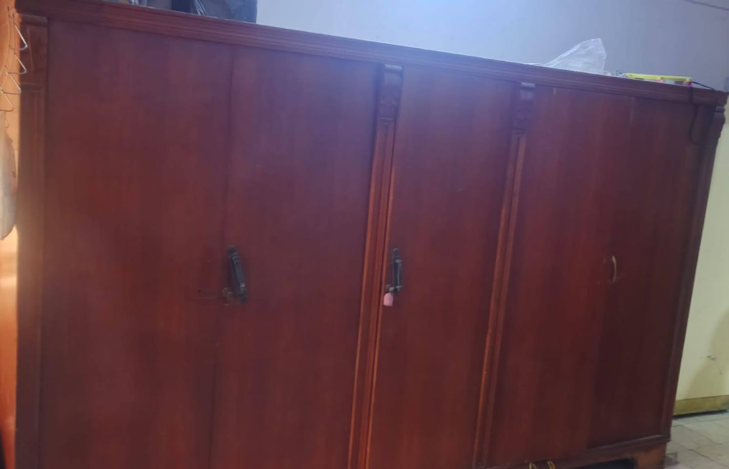 سيت غرفه نوم تسكام صاج مع ميز تلفزيون مع غرفه نوم خمسه ابواب. الحله شارع ابو القاسم ***********
