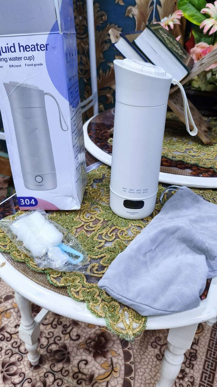 كوب وتسخين ماء كهربائي محمول و تحضير القهوة و الشاي حافض للحرارة  (Portable Heating Cup)
​الخامة والمواد: ستانلس ستيل 304 Food Grade آمن للغذاء ومقاوم للصدأ من الداخل.  
​التحكم بالحرارة: شاشة رقمية مع 4 مستويات تسخين محددة (45°C / 60°C / 80°C / 100°C).  
​المحلقات مرفقة:
​كابل طاقة كهربائي.  
​كوب علوي إضافي / غطاء محكم.  
​فرشاة تنظيف مخصصة.  
​حافظة قماشية حامية للتنقل.  
​الاستخدامات: تحضير القهوة والشاي، غلي الماء، وتحضير حليب الأطفال أثناء السفر والعمل.
​السعر: [20]الف قفل 
​مكاني بصرة معقل يوجد توصيل جميع المحافظات 
الاتصال ***********
