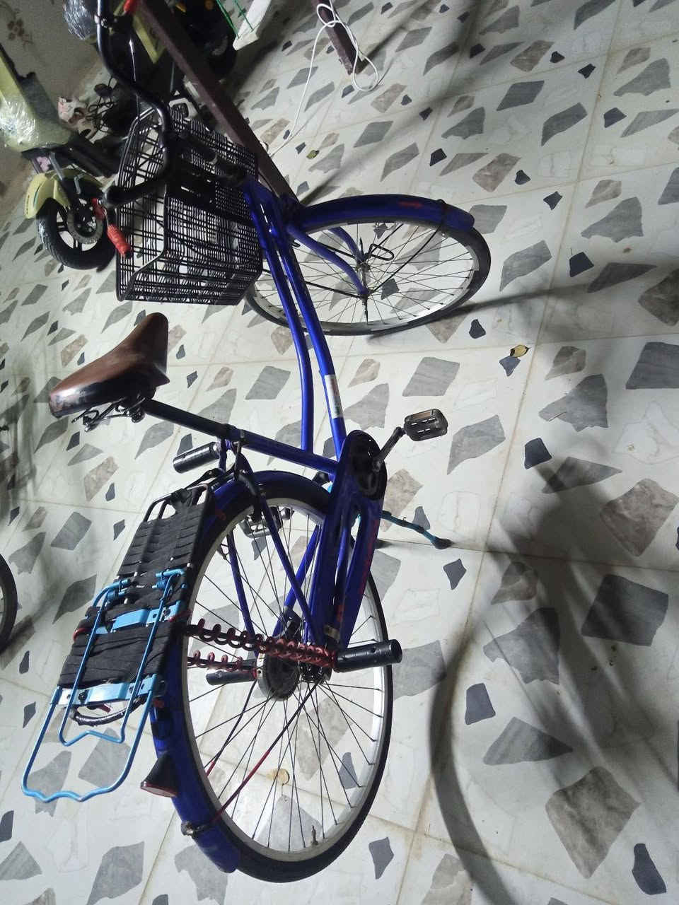 السلام عليكم بايسكل ياباني
فول نضافه لشه نضيفه 
كلشي بلاد وتايرات جدد 
طياريه وياا ودبلات بصراويه وياا وستاند نص وياا  
مكان كركوك حي الزوراء 
السعر 60 وبي مجال 
التواصل واتساب ***********
