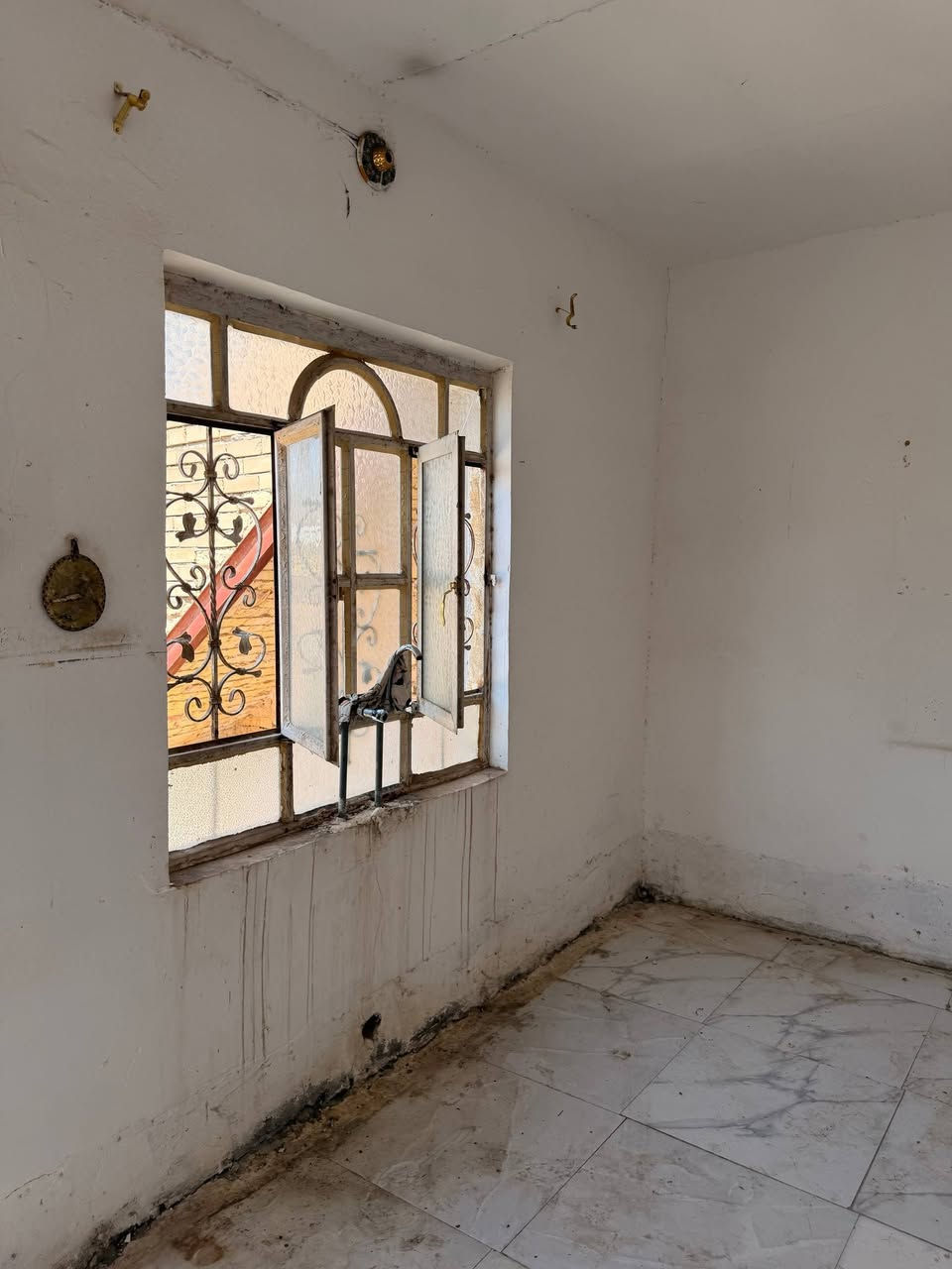 بدووون دلاليه السلام عليكم شقه لايجار تحتوي على هول مطبخ غرفه مجمع صحي كامل خارجي زائد سطح عالي وناصي كامله مكمله الموقع شارع 80 شارع الحسينيه حي الشهداء بظهر الشارع الرئيسي السعر 250الف 
***********
