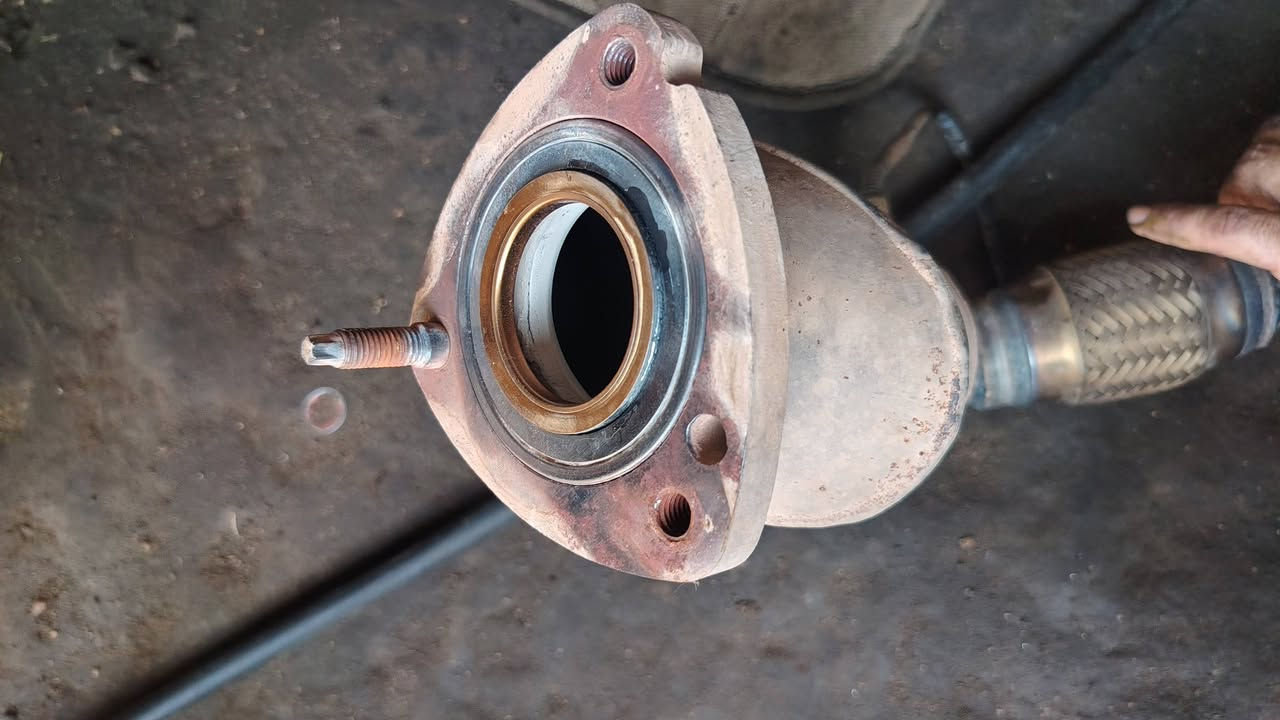 🔥 صيانة صالنصات العادم لمحرك GM 3600 🔧

تمت معالجة تسرّب غازات العادم من جهة الدكشن الحار الخلفي، وإنجاز العمل بدقة وفق المراحل التالية:

🔹 فك صالنصة العادم الخلفية وفحص مكان التسرّب
🔹 استخراج البرغي المكسور من الكور  المحرك 
🔹 تنظيف وتسوية أسطح التلامس وإزالة بقايا الكعكات القديمة
🔹 إعادة قلوزة  سنون تثبيت الصالنصات ومعالجة السنون المتضررة
🔹 استبدال جميع كعكات صالنصات العادم بكعكات جديدة
🔹 استبدال جميع براغي تثبيت الصالنصات ببراغٍ جديدة
🔹 إعادة تركيب الصالنصات وشدّ البراغي بالتسلسل الصحيح
🔹 تشغيل المحرك وفحص المنظومة والتأكد من انتهاء التهريب وصوت نفخ العادم

✅ شغل دقيق لمعالجة تهريب العادم والمحافظة على هدوء المحرك وأدائه الصحيح.

🔧 ورشة أنور سوزوكي وإكونوكس

📍 كربلاء – الحي الصناعي – البلوك الثاني – شارع السايدين (سايد الدخول)

📞 ***********
📞 ***********

خبرة بالتشخيص… ودقة بالتنفيذ 🚘
