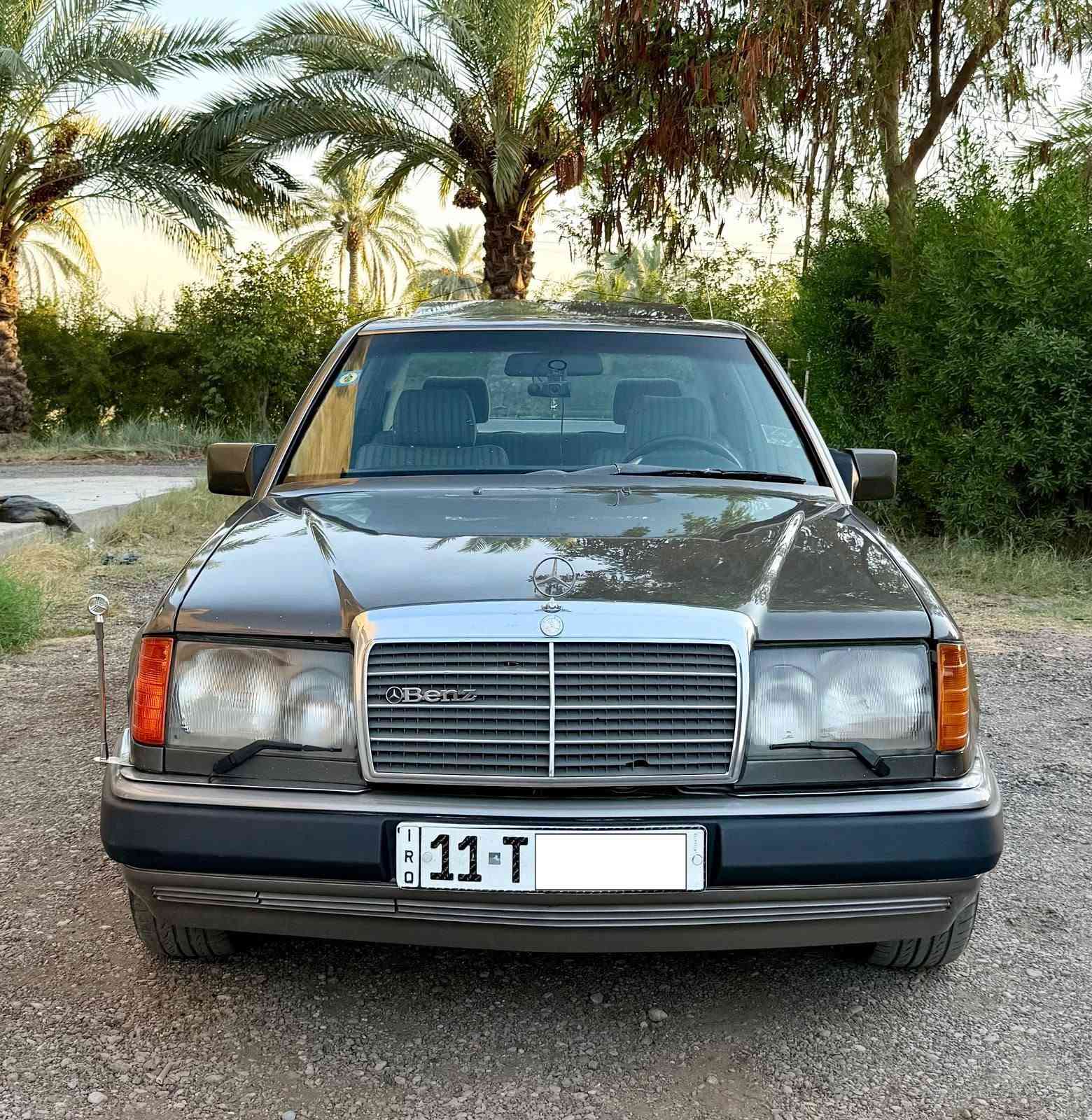 السلام عليكم..
للبيع مرسيدس دب موديل 1990، 
السيارة نظيفة جداً:
 محرك وكير 2500 VVT (جديد).
 غرفة جديدة.
 رقم بغداد انكليزي 
والتحويل ثاني يوم.
 حدادية أمامي وخلفي جديدة، 
وتخم تاير جديد.
 تبريد وكهربائيات كلها شغالة 100%.
 قواعد دبلات عالبلاد، 
والسيارة مصبوغة عام للجماليه.
السعر: 70 (بيها مجال بسيط).
العنوان : بغداد - المحمودية - ناحية الرشيد
رقم الهاتف: ***********
***********
