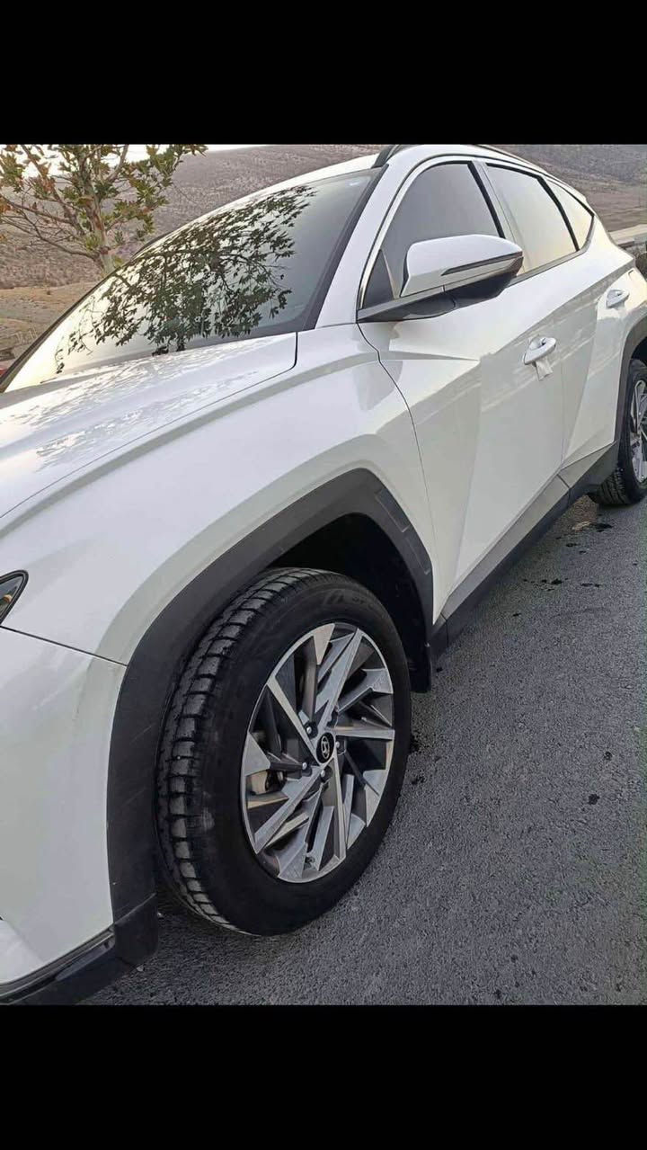 تکسون مودێل ٢٠٢٢ مەنەفێست ئەسلی وە پاکانەی سورانی بو کراوە سەیارەکە جائیزە و مالی دوستە وە گێر و مەکینە و سبوخ و غرامەی بەشەرتن تەقە و رەقەی نیە  سەیارەکە فولە بەس سلایت نیە  ٩٠کم رویشتوە نرخی ١٤٣$ معاملەیەکی کەم بو داواکردن پەیوەندی بەم ژمارەوە بکە (***********) مرغصور, أربيل
