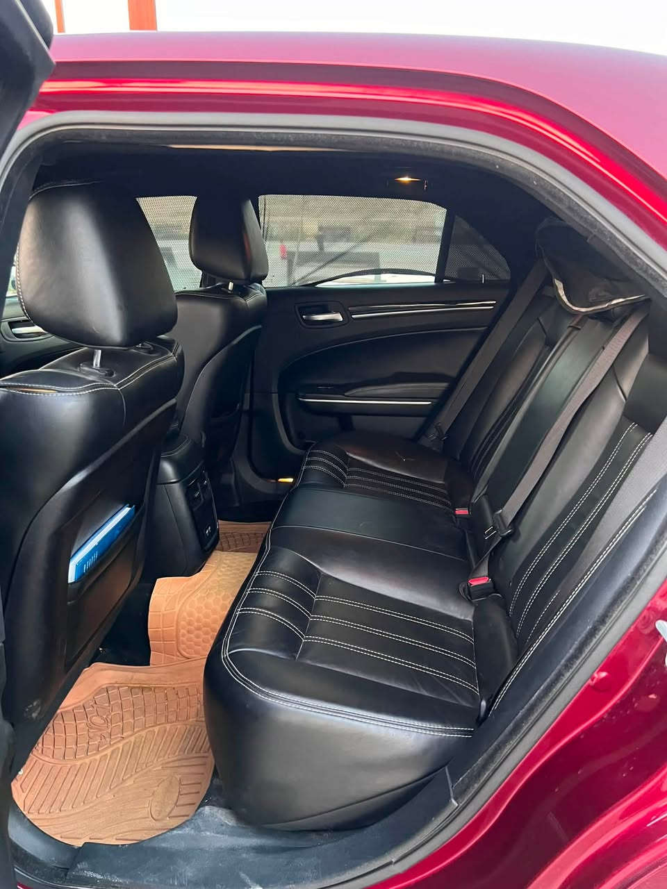 إعلان بيع سيارة كرايسلر s300
🚘 كرايسلر 300 – موديل 2020
🔴 اللون: أحمر
📍 المرمّز: 2023
📊 عداد المسافة: 65 ألف ميل

ارقام بغداد . 

✨ السيارة نظيفة جداً وحالتها ممتازة، والاستخدام واضح عليها.
💥 الحادث موضح بالتفصيل في الصور.

📸 يرجى الاطلاع على الصور لمعرفة حالة السيارة والحادث.

للمهتمين والجادين، التواصل على الرقم *********** لمعرفة السعر والتفاصيل.
