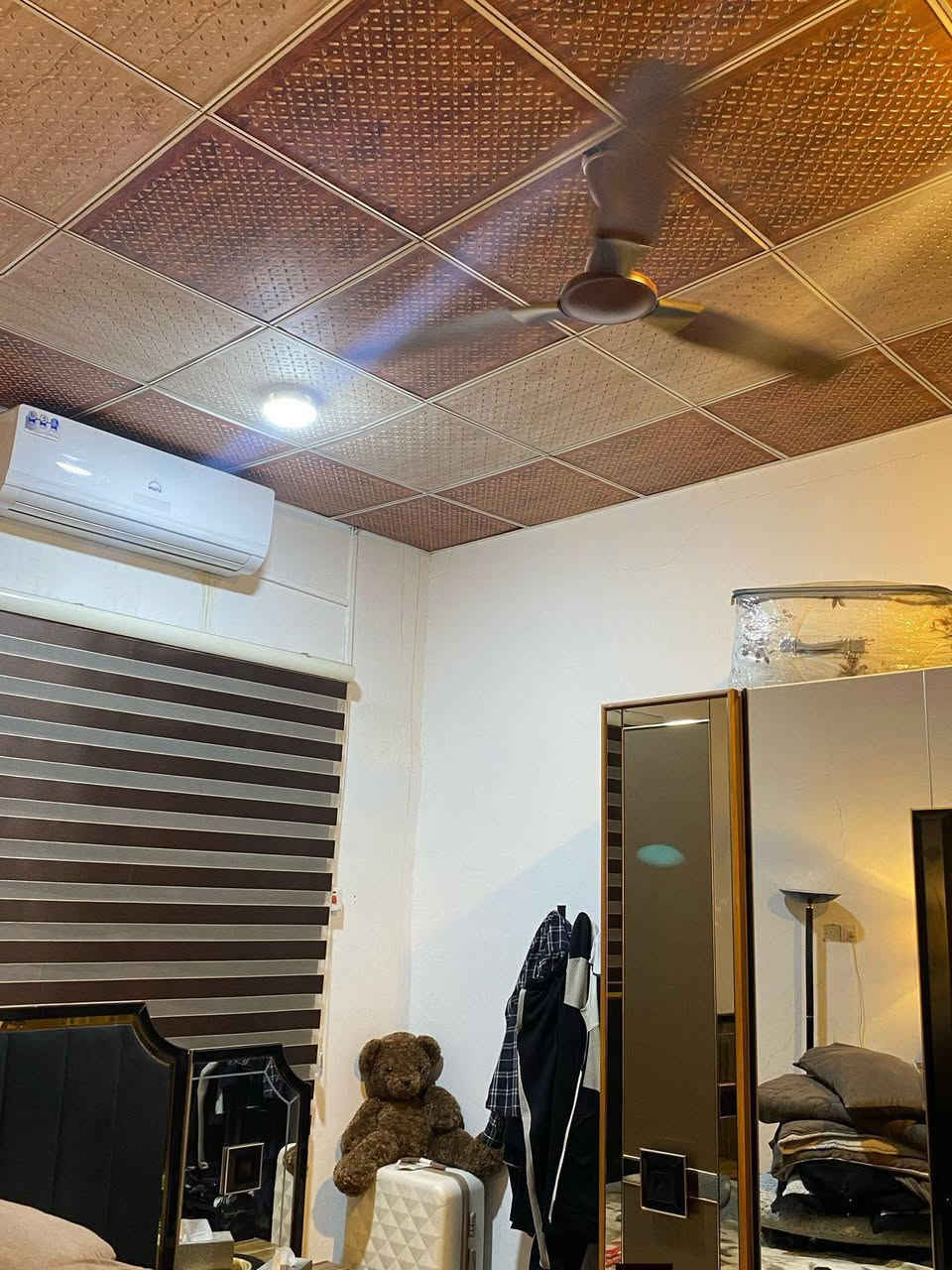 السلام عليكم
بيت طابقين حي المهندسين موقع مميز قريب على 4 شوارع وقريب على حديقه  .. قياساته حلوه واجهه 7.5 متر ونزال 10.5 متر . الاجمالي تقريبا 80 متر  .. بي 3 غرف  ومطبخ واستقبال وموزع كبير وبي 3 حمامات ابيع مع المطبخ كاونتر تفصال وياه والطباخة . وبي  سقيفه درجه اولى حتى الجوانب مغلفهه مع مخزن . والبيت باسمي تحويل ثاني يوم. السعر 165 .. خاص او وتساب 
رقمي للتواصل ***********
