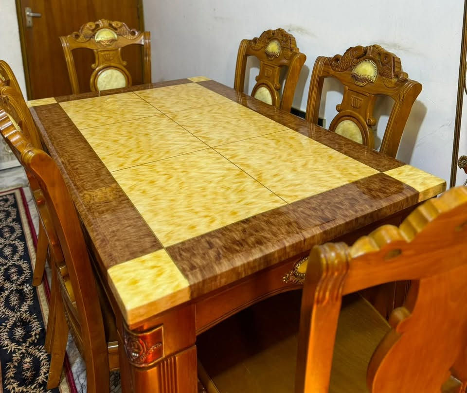 السلام عليكم
ميز طعام ٦ كراسي نظيف جدا(كرسي واحد رجله فالته)
السعر ١٥٠ وبي مجال
للتواصل ***********
