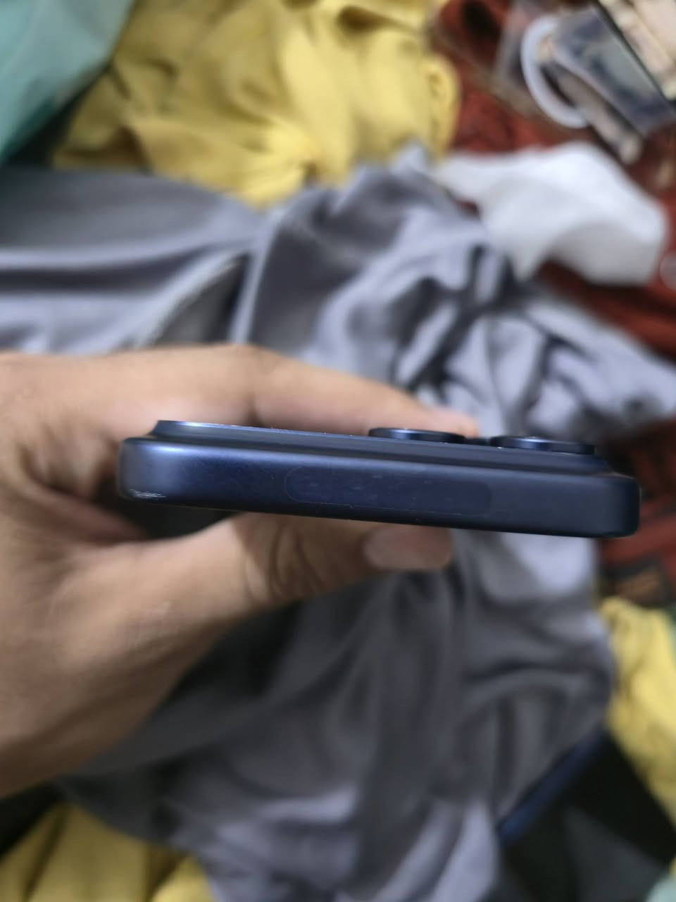 للبيع: iPhone 17 Pro Max (نسخة أمريكية LL/A)
* الذاكرة: 256GB
 * اللون: أزرق
 * الحالة: مفتوح رسمي على جميع الشبكات (يدعم eSIM حتى 8 شرائح، وتشغيل شريحتين في نفس الوقت).
 * البطارية: 100%
 * الضمان: ضمان Apple ساري لغاية 09/11/2026.
 * الحالة الفنية: الجهاز وكالة، لم يُفتح، لم يُفك، ولم يُغير فيه أي شيء سابقاً. الشاشة فيها ضرر، والجهاز يُباع على حالته بدون شاشة.
 * المرفقات: الجهاز فقط بدون كرتون أو ملحقات.
 * الموقع: بغداد – البياع
 * السعر: 1,200,000 دينار (نهائي غير قابل للتفاوض)
 * للتواصل: ***********
(الرجاء الاتصال للجادين فقط)

