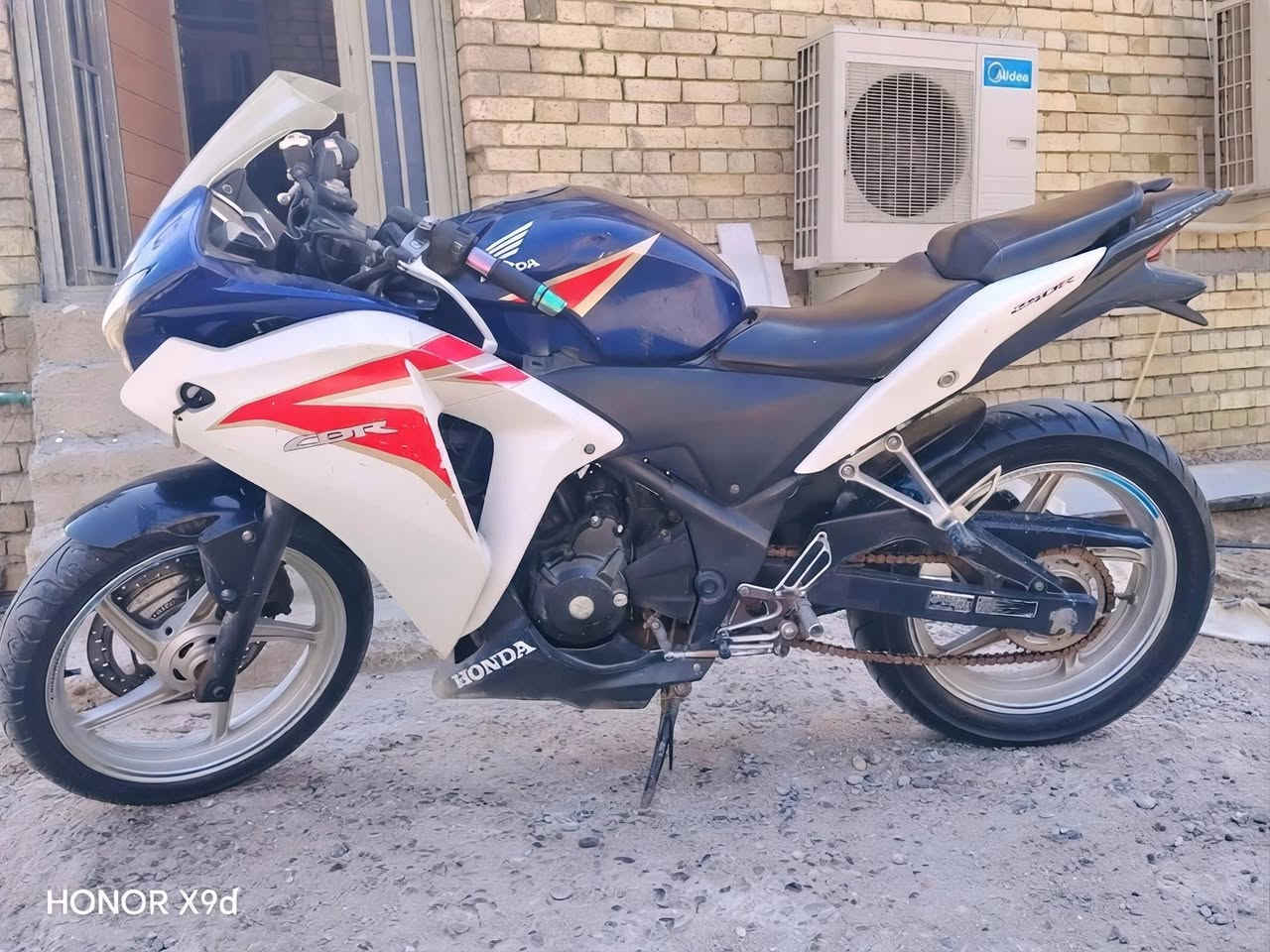 السلام عليكم _ دراجة بطح cbr محرك 250cc  دراجة نضيفه كلشي مابيه  
نظام abc بيه
جاملخات بيها كاربون فايبر حقيقي
وجه كاربون فايبر بيها موجود بس ماشاده ومرايات  هم
مسويلها ادامه كامله
راديتر نظيفه
السعر مليون ونص وبيها مجال    
مكاني بغداد الشعلة  ***********
