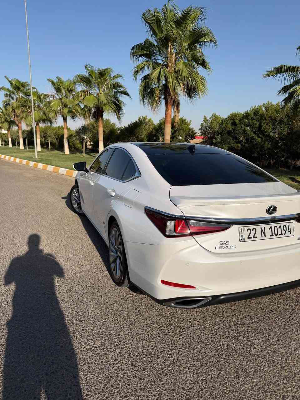 سلام عليكم 
لكزس ES350 2023 بلاتينيوم 
(كلين تايتل)
6 سلندر 3.5 
ماشي 41 الف كيلو 📦
اعلى فئته باللكزس 3 عدسات 
سقف قرميدي 
5 بردات 
داتا شو 
مواصفات هوايه مواصفات اللكزس معروفه
مكان السياره كركوك 📍
للتواصل : *********** ☎️ 
السعر : 410 كركوك, العراق
