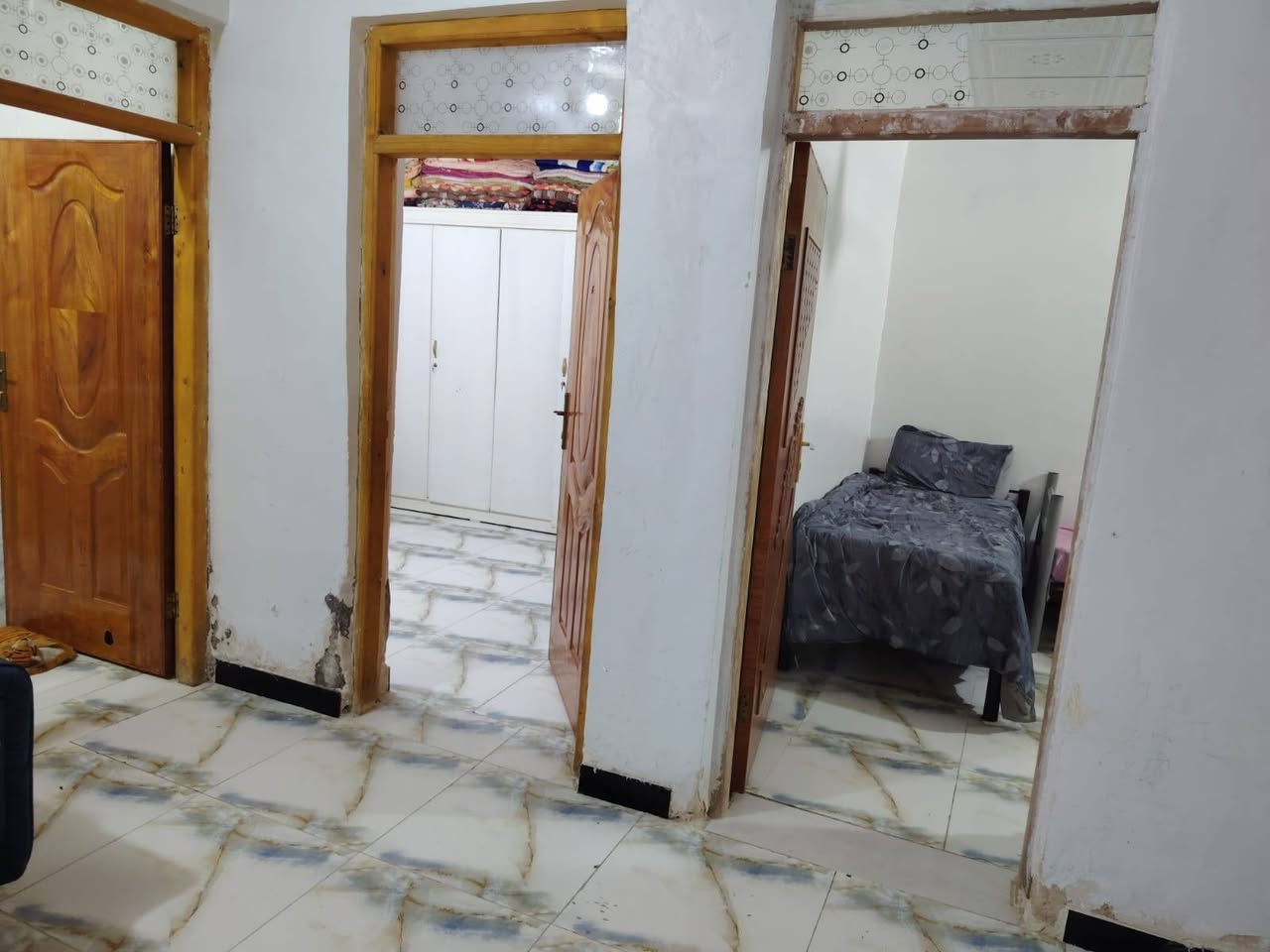 بيت للبيع مساحه 100 متر امامي يحتوي على غرفه صاله استقبال مطبخ حمام طارمه السعر 150 العنوان سومر قرب عماره ماجد عرض الشارع 25 متر ***********
