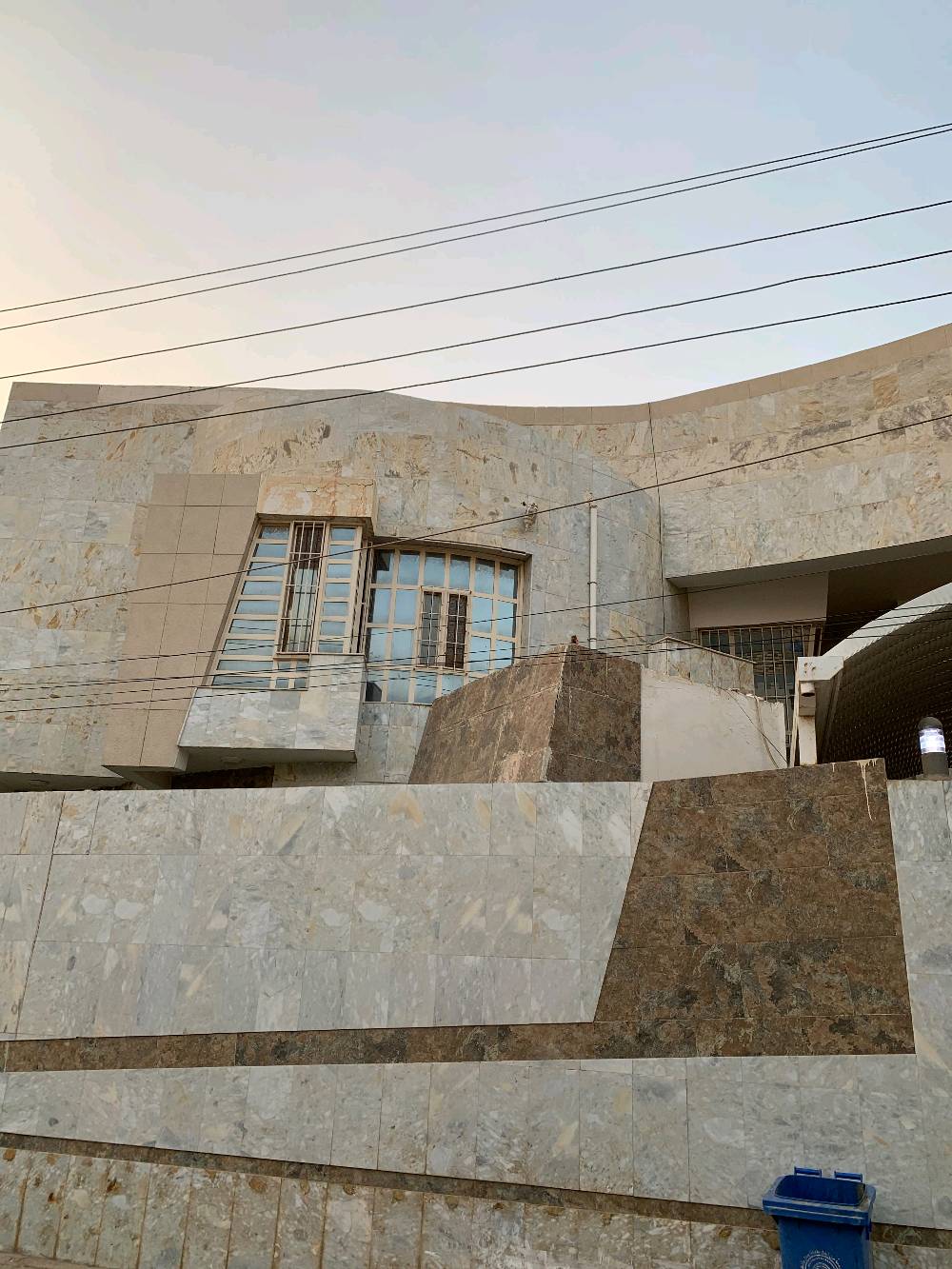 🏡 للبيع دار سكنية مميزة في النجف الأشرف 🏡

📍 الموقع:  حي المهندسين – بالقرب من شارع الجنة
📐 المساحة: 300 متر مربع

✨ موقع مميز جداً ومناسب للسكن العائلي، بمنطقة مرغوبة وقريبة من الخدمات والمناطق الحيوية.

🔑 فرصة ممتازة للسكن أو الاستثمار.

💰 السعر: يحدد عند التواصل
📞 للاستفسار والتواصل: [رقم الهاتف ***********]

الجادين فقط، مع التقدير 🌹
شكد عمر الدار تقريباً؟ وشنو نوع البناء والتشطيب من جوه: كونكريت/طابوق، ومرمر/سيراميك/جبسن بورد لو لا؟: 
2017
كم طابق بيها، وشكد عدد غرف النوم والصالات والمطابخ والحمامات؟: 
2
شنو نوع السند/الطابو؟ وهل الدار جاهزة للسكن لو تحتاج شوية تصليحات أو صيانة؟: 
جاهز