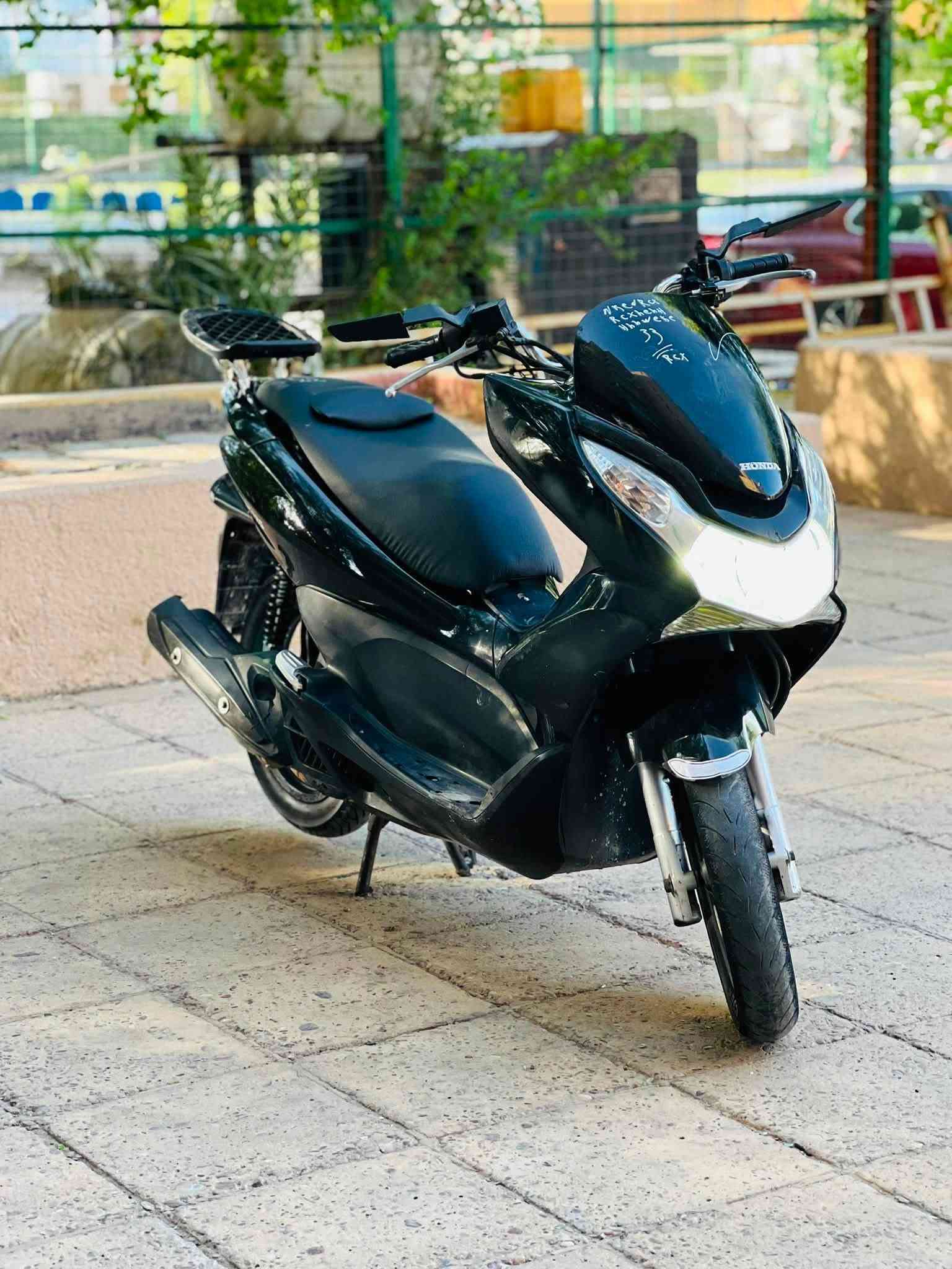 السلام عليكم للبيع دراجه pcxجيل الاول ماشيه19الف  دراجة  ماخذها رمبه الدراجه وأعلى ايدي حجم مكينه 150ياباني الاصلي دراجه جديده مال جناي وعلئ ايدي  
ياباني الاصلي دراجه كامله أستان كهربائي حساس ازدحام سويجات دراجه جديده الدراجه  احلا من الصور مال جناي المكان بغداد دراجة مكفوله اي نقص مابيه السعر مليون و150
وبيها مجال بسيط  
اي استفسار ***********
