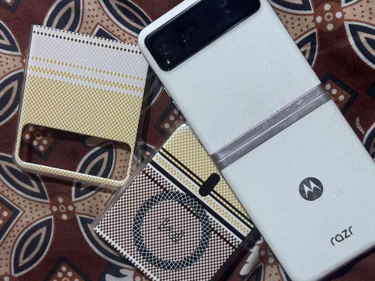 motorola razr 40s
موترلا رازر 40s 
بطاريه 4200
جهاز حيل جديد لدرجه 
مراوس #بايفووون فقط
سعرا 350 
مكاني تكريت القادسيه 
***********

نص مكتوب في الصور:
- لمحة عن الهاتف
- اسم الجهاز
- التخزين
- ٢٥٦ غ.ب/ ٢٧٠ غ.ب
- ذاكرة الوصول العشوائي (RAM)
- ٨ جيجابايت+٤جيجابايت (تعزيز ذاكرة الوصول العشوائي (RAM))
- الكاميرا
- الجهة الأمامية ٣٢ ميجابكسل / الجهة الخلفية ٦٤ ميجابكسل + ١٣ ميجابكسل
- الشاشة
- داخلية ١٠٨٠×٢٦٤٠ / خارجية ٣٦٨×١٩٤
- تفاصيل الجهاز
- حالة بطاقة SIM، الطراز، معلومات حول الجهاز، IMEI، إصدار Android
- معرّفات الأجهزة
- عنوان IP، عنوان وحدة تحكم وصول الوسائط (MAC) لشبكة Wi-Fi، عنوان وحدة تحكم وصول الوسائط (MAC) لشبكة Wi-Fi للجهاز، عنوان البلوتوث، وقت التشغيل، رقم الإصدار
- المعلومات القانونية
- التصنيفات التنظيمية
- تفاصيل الجهاز الطراز motorola razr 40s معلومات حول الجهاز إصدار Android 16 ThinkShield احم جهازك على كل المستويات قناة البرنامج softbank رقم الهاتف • بطاقة SIM Asiacell +964 770 800 4626 رقم الهاتف • بطاقة eSIM غير متاح حالة بطاقة SIM Asiacell +964 770 800 4626 حالة بطاقة eSIM