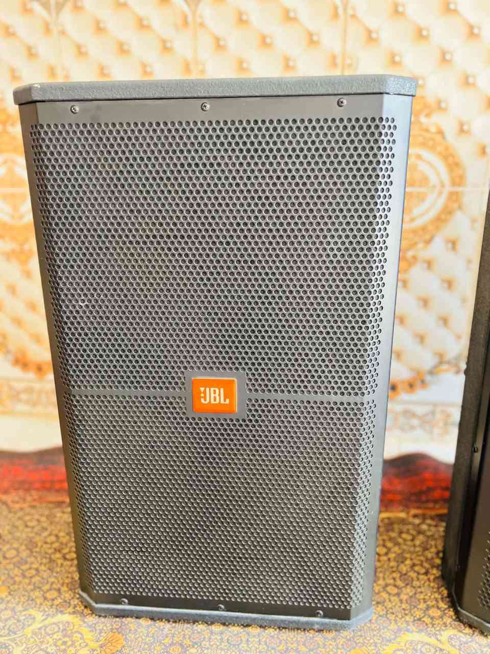 زوج سماعات جي بي ال SRX700 بعدهن بل كارتون ما مستخدمات للبيع ب 650 وبيهن مجال بسيط ***********
