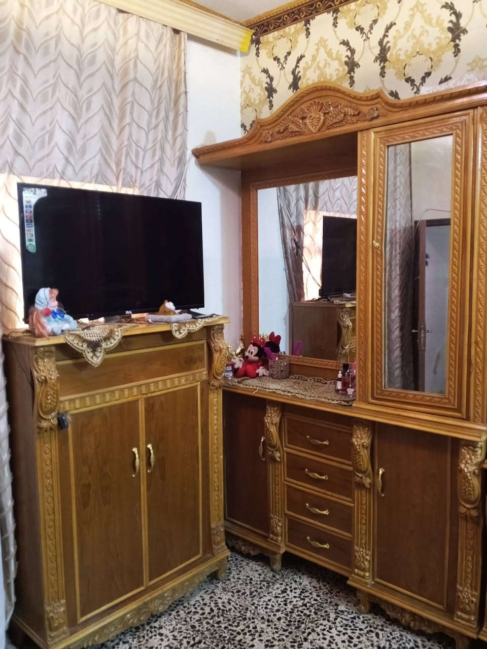 السلام عليكم غرفه اخشاب مستعمل للبيع نضيفه مثل متشوفون المكان بغداد الشعب ***********
