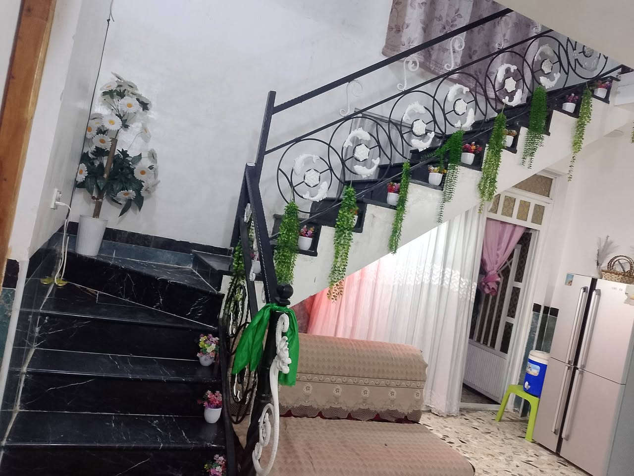 سلام عليكم بيت البيع المساحه ميتين متر قرب حسينيت شيخ وهاب شغل كله درجه وله رقم الهاتف ***********
