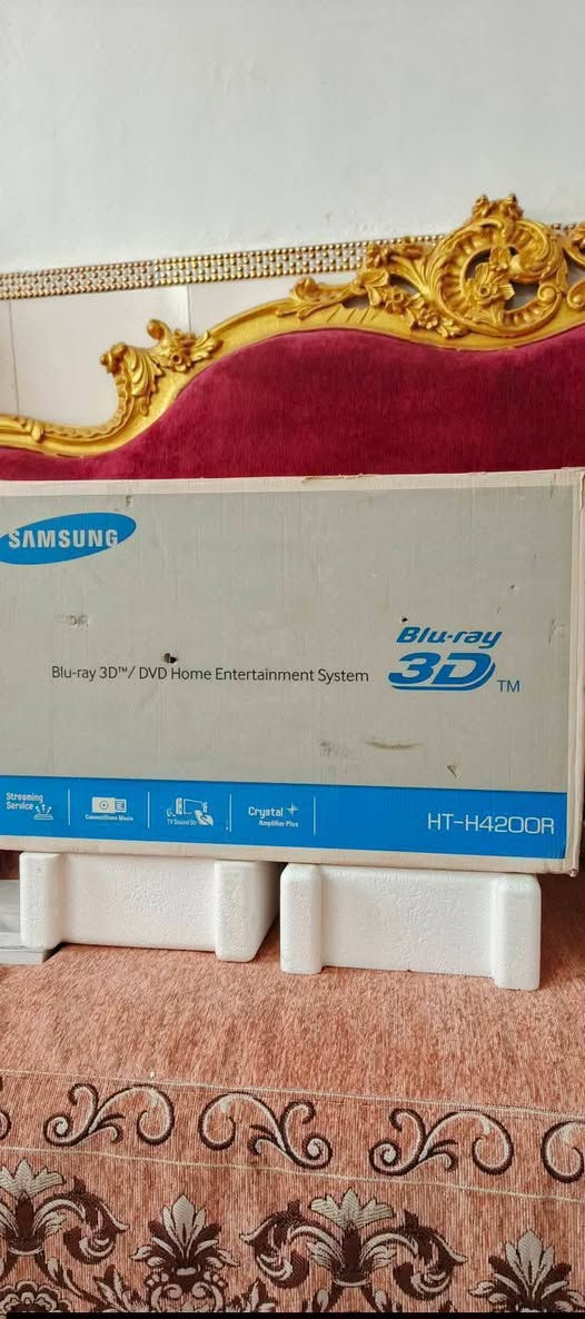 السلام عليكم .
جهاز سيستم و مضخم هوم DVD سينما . ماركة سامسونج العريقة حديث HD  بلوراي 3D  و انترنت  جديد بالباكيت مع كل ملحقاته .استيراد وكالة الكويت . ملحقاته ريموت مع كيبل HD و كيبل اوبتكل مع الكتلوكات  والفيش .يشغل ٣ سماعات ..القدرة الكلية للصوت 250 واط. 
المواصفات :
مشغل جميع الاقراص3D بلوراي DVD و CD و MP3 يعرض عالشاشة 3D ثلاثي الابعاد .
فتحة LAN لربط انترنت 
فلاش رام .
ادخال اواكس مضخم لربط النقال او اي جهاز اخر وكذلك يدعم  ربط بلوتوث خارجي عالاواكس .
اوبتكل لربط كيبل ضوئي مباشر مع الشاشة .
راديو باحث FM .مع خزن قنوات مفضلة .
مع خاصية ايكولايزر للتحكم بنغمة الصوت والتضخيم بنظام الاستيريو عالي الوضوح .شغل الجهاز جدا ممتاز من علو بالصوت وتضخيم دمام رائع . صوته واضح جدا و مجسم 
السعر  ١٠٠ الف نهائي اخوان .
للاستفسار او المراسلة عالخاص بلا زحمة او 
*********** البصرة . موجود توصيل شركة .
