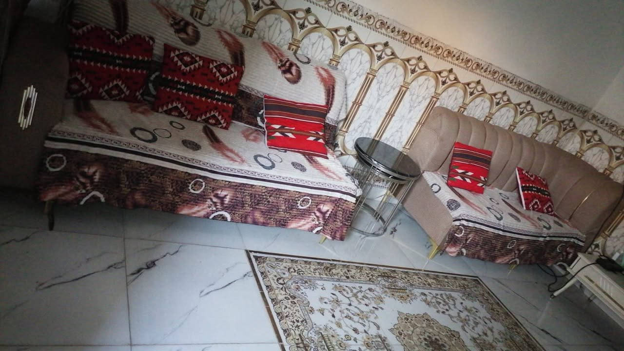 السلام عليكم اغراض منزليه للبيع التخم 200 والمكسنه الكهربائية جديد من المحل الكنتور وربي 150  والمكينه هم جديد مره واحد خيطات بيها ب150 رقم الهاتف***********
