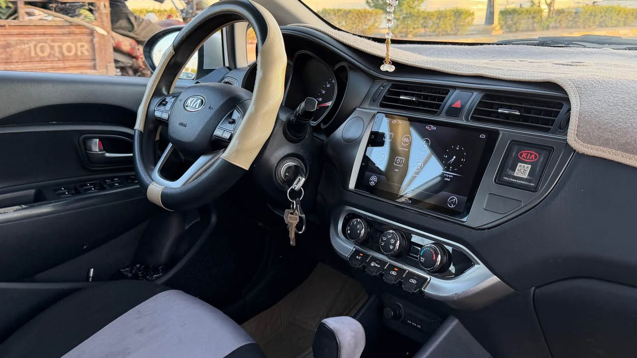 KIA Rio

كيا ريو هاتشباك (Kia Rio Hatchback) موديل 2014 خليجي 
- 4 سلندر
- تنته
- تحكم ستيرن
- مسجل محور الى شاشة

السيارة حلوه وخير من الله تحتاج بعض التعديلات في الشكل الخارجي من بوليش من امور اخرى.

السعر ٨٥ قابلة للتفاوض
الاتصال / *********** الرمادي, الأنبار
