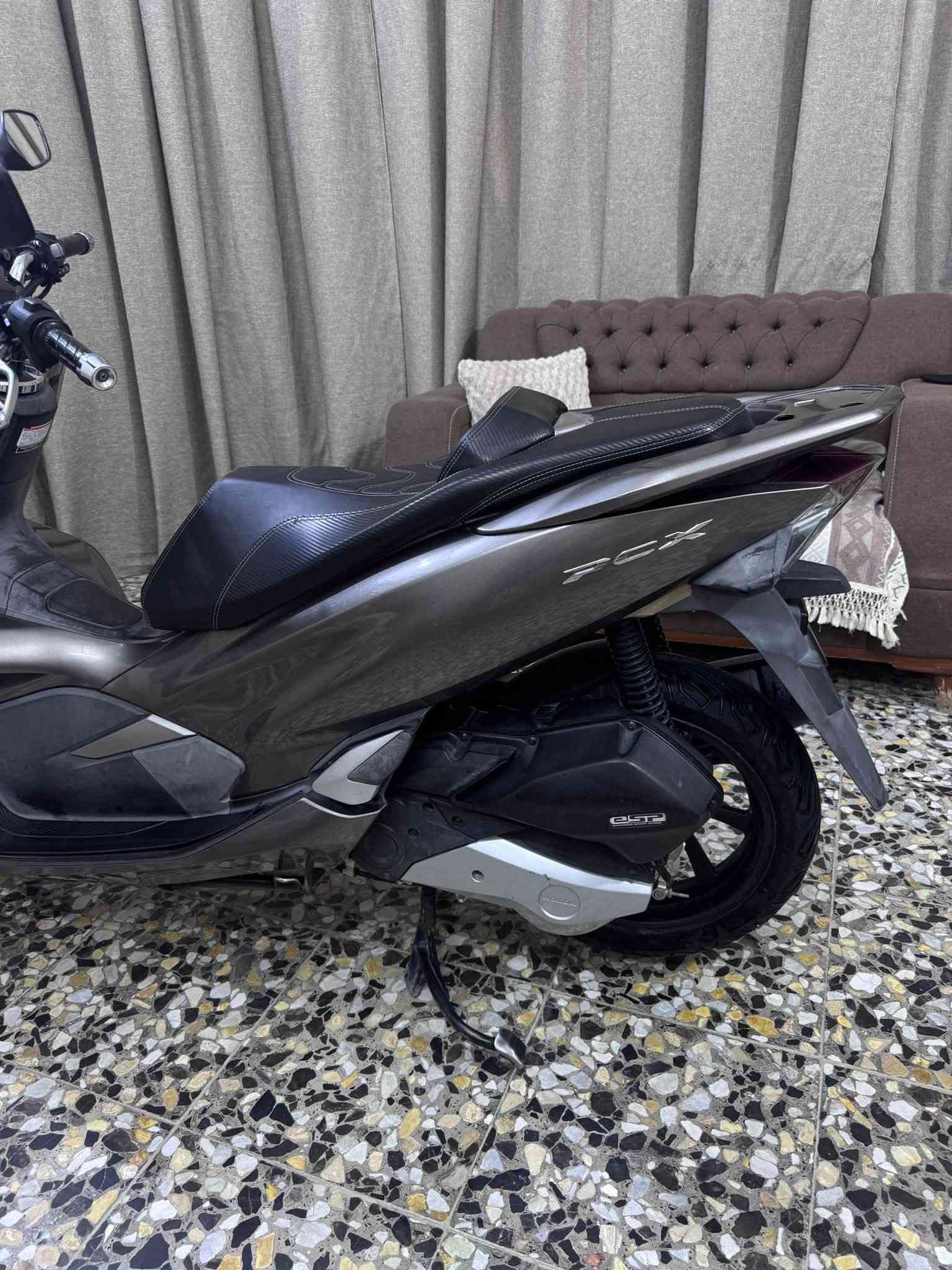 سلام عليكم PCX جيل الثالث ياباني
 نازله من المعرض قبل شهرين 
ابيعلك عله صور مزاد اليابان 
الدراجه بحاله الوكاله وياها منفيسهة وكتلوكاتهة 
وبيه شاشه كاربلي الدراجه ولا غلطه كفاله حته من الطسه
حساس ازدحام✅
حساس ستان ✅
الدراجه كفاله من التاير للتاير اي نقص مابيه  
وشرط الضمان ✅
مكاني الامين الثانيه شراي اتصل*********** 📞

نص مكتوب في الصور:
- Cost calculation
- Price in yen
- 214 .000 ¥
- Finish price in yen
- 000 000 ¥
- Calculate
- Overall rating
- 5
- Year of registration
- 2018
- Mileage
- 25 247 km
- Displacement
- 125 cc
- Frame
- JF81-1030135
- Engine number
- JF81E-5030122
- Color
- gun-metal
- Average price
- 237 000 ¥
- 197 068 ¥
- Auction comment
- 各所変色大。外装仕上げ油。
- Similar sales
- Rank 5 bikes Monthly Sales
- Data Sold 28 bikes in the
- range of ¥184,000 to
- ¥242,000
- Sales statistics
- Previously sold?
- 5/7
- Motorcycle photo