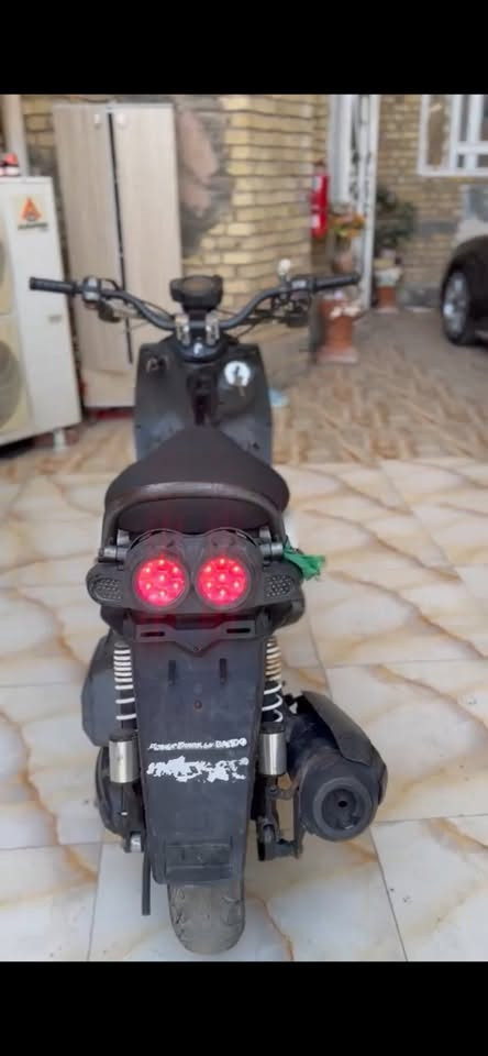سلام عليكم سكنس جبلي نوزل للبيع اوراق مكاتبه ومنفيز بوشه 63 ابلاديه دراجه مكفوله كفاله عامه المكينه اذا ممدود عليها سبانه ترجعلياها والتزويدات البيها كلها ابلاديه اذا بيها شيء تجاري ترجعلياها دراجه نكره سلف وشلعه ومعدل قويه بمعنى الكلمه والتزويدات كالاتي
1:ويل ذهبي رياضي
2:تخم دبل خلفي رياضي 
3:كلجات رياضي
وكلهن شلع قلع ابلاديات وعنواني العماره حجي عبد وسعر الدراجه  مليون وتلثميه وخمسين 1350 وبيها مجال وهاذا رقمي للتواصل ***********

