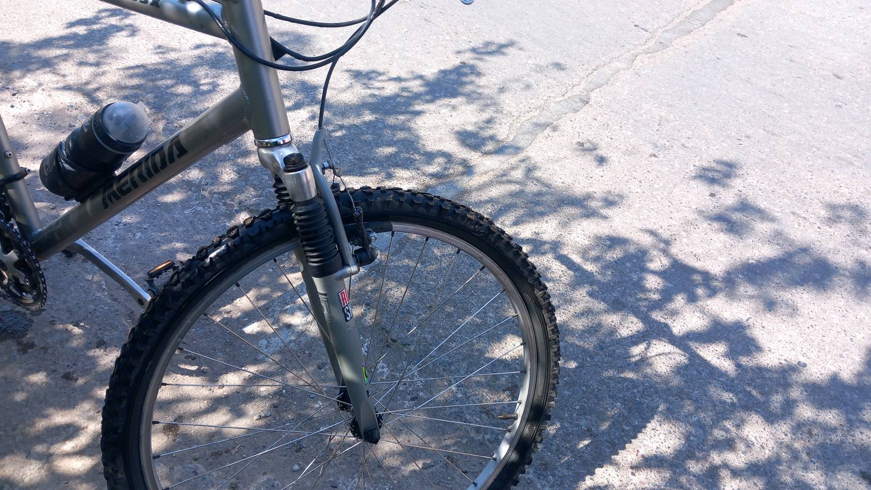 سلام عليكم. 
🚲 بايسكل Merida أصلي للبيع 🚲
​للبيع بايسكل ميريدا (Merida) جبلي نظيف وجاهز للاستخدام مباشرة بدون اي نواقص
​النوع: ميريدا (Merida) أصلي متين وقوي. فريم عالي
​بحالة جيدة تايرات جبلية خشنة 
​السعر: 125 و بيه مجال
​الموقع: موصل_سومر 
​للتواصل والاستفسار: خاص.او واتساب ***********