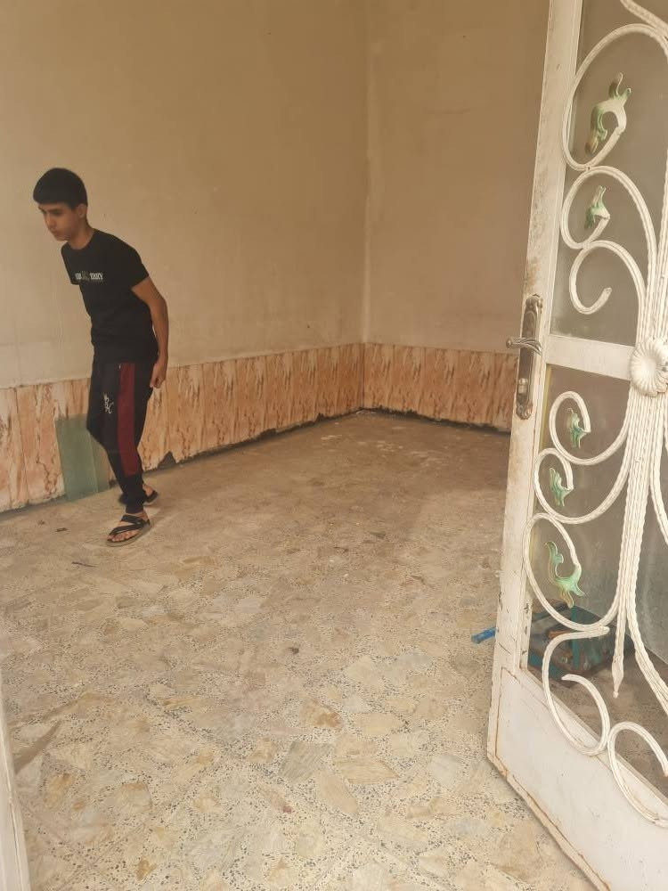 بيت مساحة ١٠٠م
غرفة مع صالة مع استقبال مع مطبخ مع صحيات مع طارمة مع سطح مع خط مولد للايجار
الاتصال على الرقم
*********** النجف, العراق
