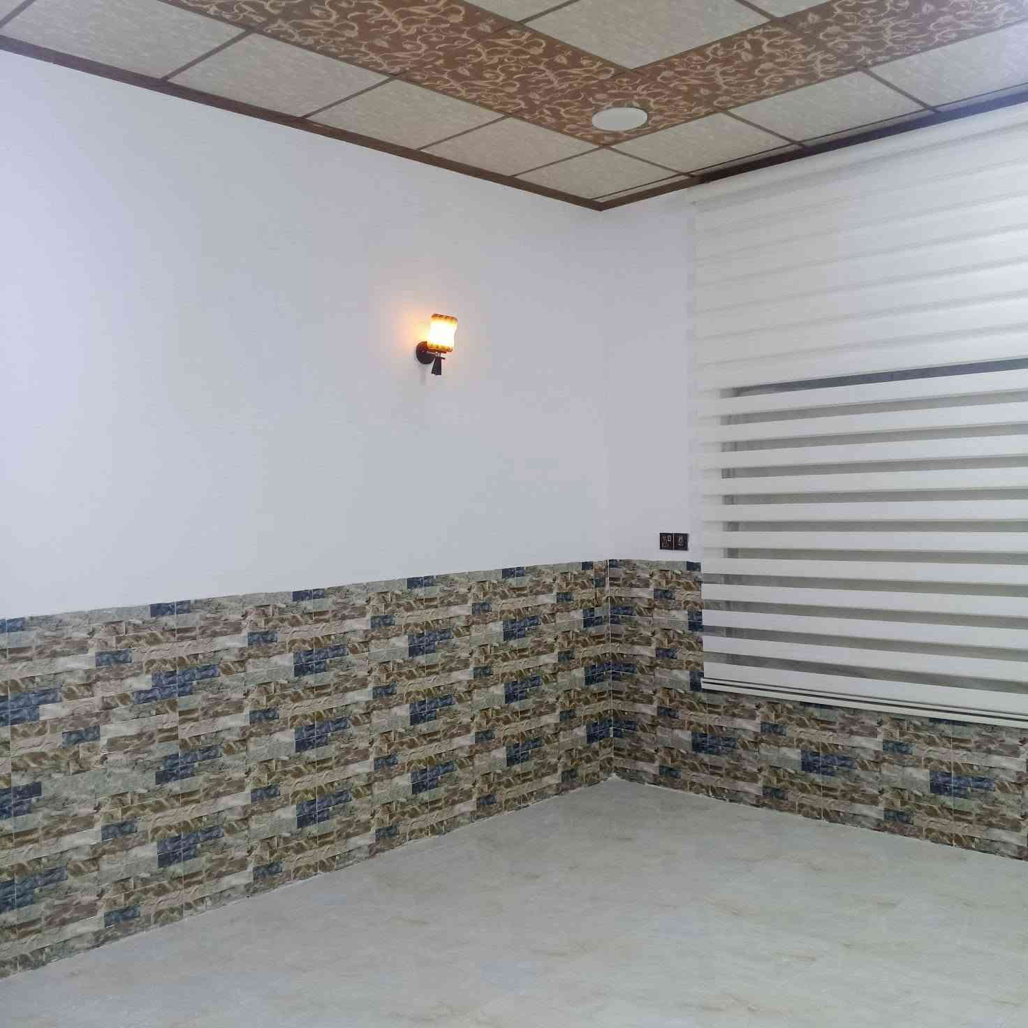 بيت للبيع فول سيراميك سقف ثانوي بيبان وشبابيك pvs تركي .مساحة/250 البيت مكون من 2غرفة منام هول استقبال مطبخ  وبيتونة طارمه صحيات منور وگراج /عنده معاملة طابو 
للاستفسار/***********/رابرين الاولى بصف ٧نيسان
