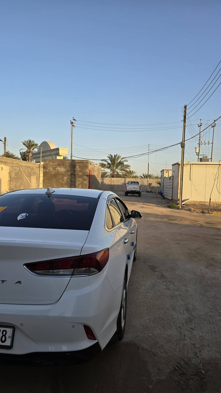 هونداي سوناتا كوري 23  اصل 
رقم بصره  جديد بسمي بيها بس  كارت جاملغ الوره شبر تقريبآ 

مكينه 2000 بانزين 
سايد بريك بصمه
اوتو هولد توقف ذاتي 
رادار امامي 
رادار تحديد مسار
وبعد بيها هواي موصفات 
ماشيه 44
سعر 170 $
***********
