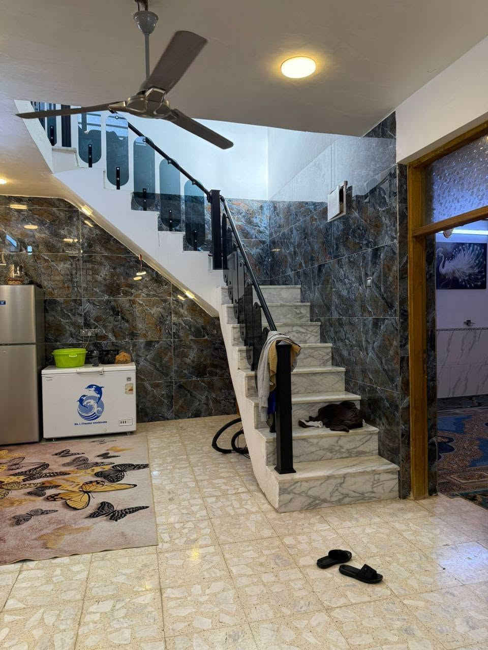 بيت للبيع مساحه ٢٠٠متر بشارع ابو موسى 
يحتوي على غرفتين حمامات ٢استقبال حولي مطبخ بناء حديث خدمات كاملة للتواصل ***********واتساب
بيت العمر للعقار
