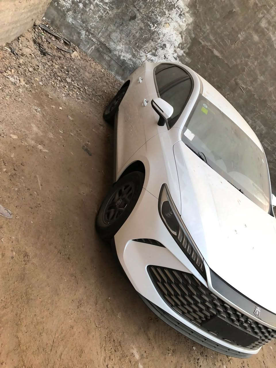 السلام عليك للبيع BYD نوع جن بلاس  صالون مديل ٢٠٢٥ السيارة بدون رقم زيرو داخل ابيض معروف مواصفات الجن بلاس السعر ٢١١٠٠  للاستفسار الاتصال على الرقم *********** بي واتساب مكان السيارة بغداد الرصافة حي البنوك
