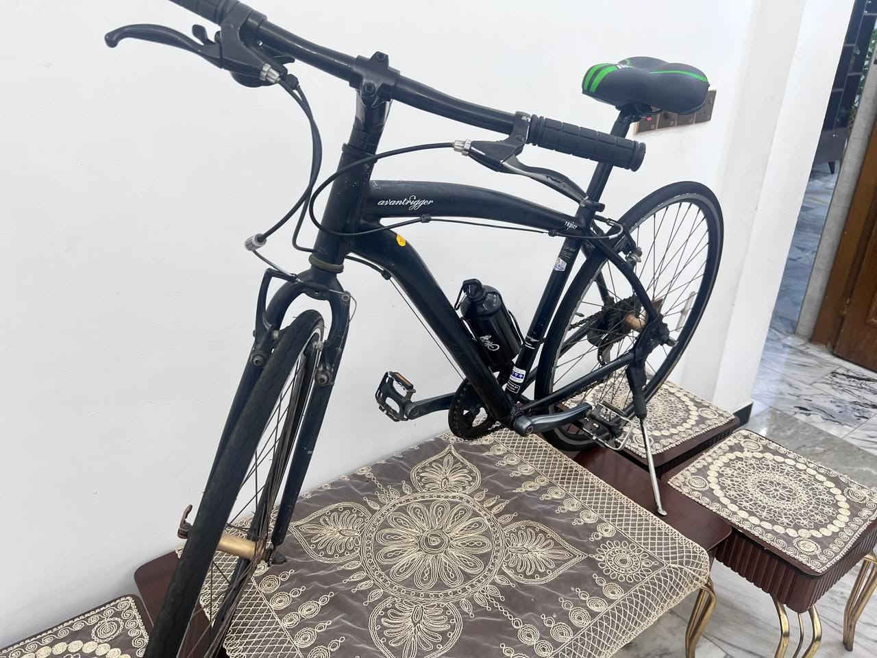 للبيع دراجة هوائية ياباني هجين / تجول شهری (Hybrid / Cross Bike).  
​ Avantrigger (من إنتاج شركة Asahi Cycle اليابانية).  
​اسم الموديل: Rapier (مكتوب على أنبوب الهيكل).  
​الحجم والأبعاد
​حجم العجلات (الغالون): 700C (مع إطارات رفيعة للسرعة والقيادة على الطرق المعبدة).  
​حجم الهيكل (Frame Size): هيكل متوسط (Medium)، يناسب غالباً أطوال أفراد بين 165 سم إلى 180 سم.
​⚙️ المواصفات الفنية
​الهيكل (Frame): ألمنيوم وخفيف الوزن بلون أسود مطفي (Matte Black).  
​نظام السرعات (الناقل/الدواسر):
​الخلفي: نظام Shimano Tourney (أو ما يكافئه من شيمانو) بعدد 6 إلى 7 سرعات
الحجم 28  
السعر 180وبي مجال بسيط مكاني بغداد تلفون ***********
