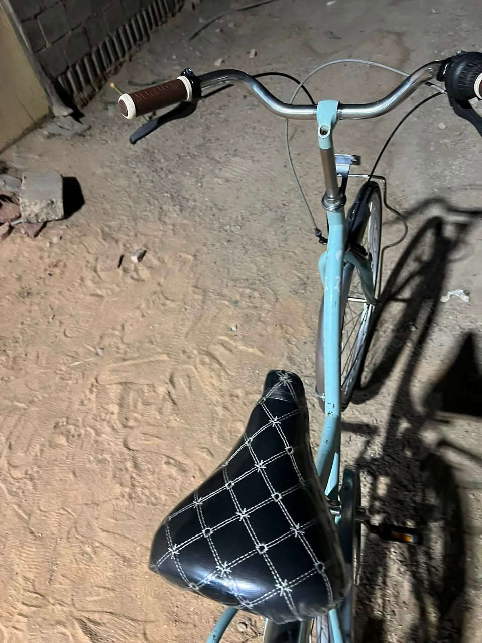 السلام عليكم بايسكل للبيع حجم 26 اثنينهم الأزرق سعره 65 وبي مجال شي بسيط سعر سمائي 85 وبي مجال المكان الورار قرب حلويات سعد الله اللاستفسار على هذا الرقم ***********
