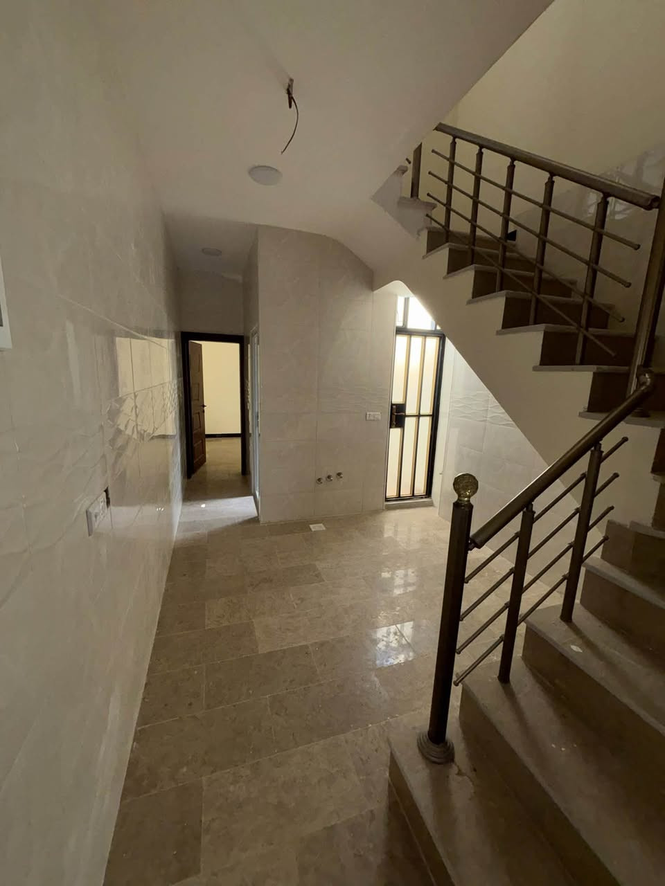 🏢 مكتب البديع للاستثمار العقاري

🏠 دار للبيع – ملك صرف (طابو)

📐 المساحة: 50 متر
🛣️ عرض الشارع: 6 متر
🏗️ بناء حديث
🛏️ تحتوي على: 3 غرف نوم
🛋️ صالة
🍳 مطبخ
🚿 خدمات عدد 2

📍 العنوان: حي القاهرة – الدلفية

✨ فرصة مناسبة للسكن والاستثمار

📞 للاستفسار والتواصل: ***********

📍 عنوان مكتب البديع: حي القاهرة – المعلمين
قرب بيتزا بيروت وأسواق حيدر

مكتب البديع للاستثمار العقاري
ثقة بالتعامل • دقة بالاختيار • أمان بالاستثمار
