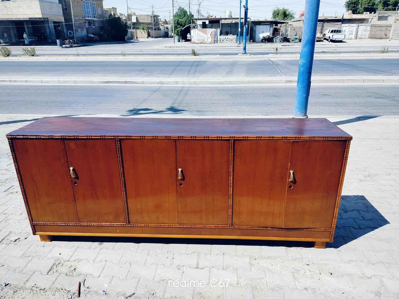 بوفيه مترين ونص تزكام ثقيل السعر 110الف للتواصل العماره الاربع سايدات //***********

نص مكتوب في الصور:
- realme C67
